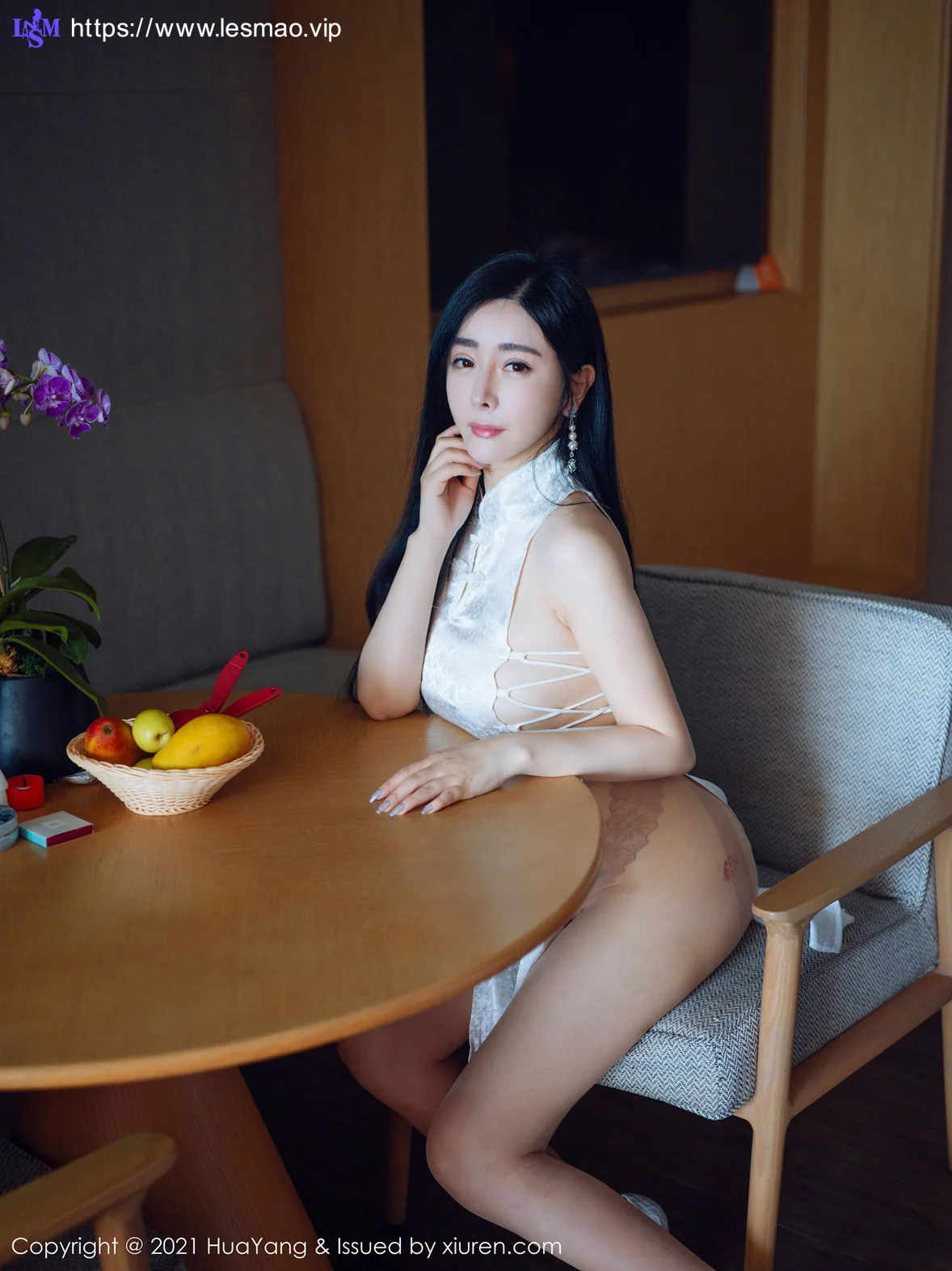HuaYang 花漾show Vol.392 古典浪漫旗袍 允爾 三亚旅拍写真 - 1