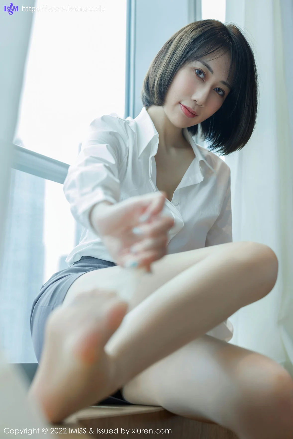 IMiss 爱蜜社 Vol.709 瑞妤 新人首套灰色短裙写真 - 6