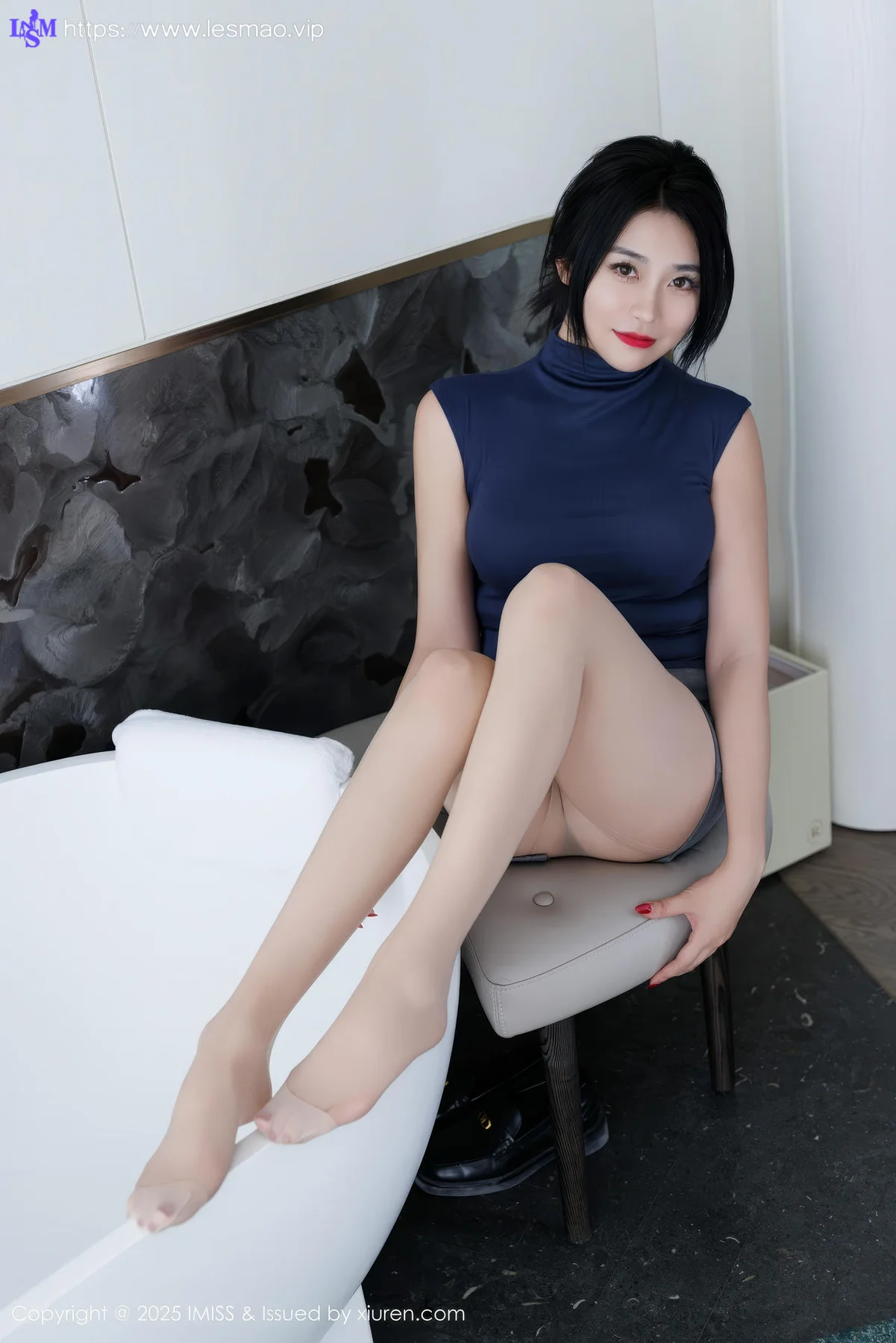 IMiss 爱蜜社 Vol.789 许诺Sabrina 灰色包臀裙写真 - 2