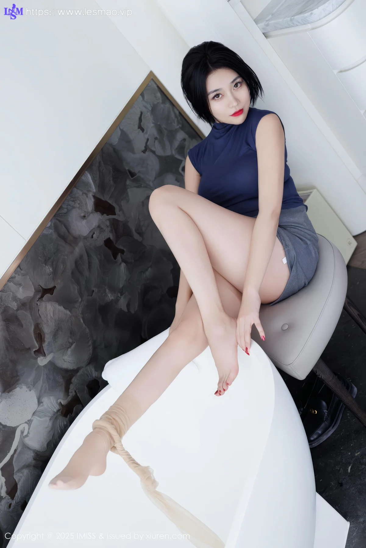 IMiss 爱蜜社 Vol.789 许诺Sabrina 灰色包臀裙写真 - 10