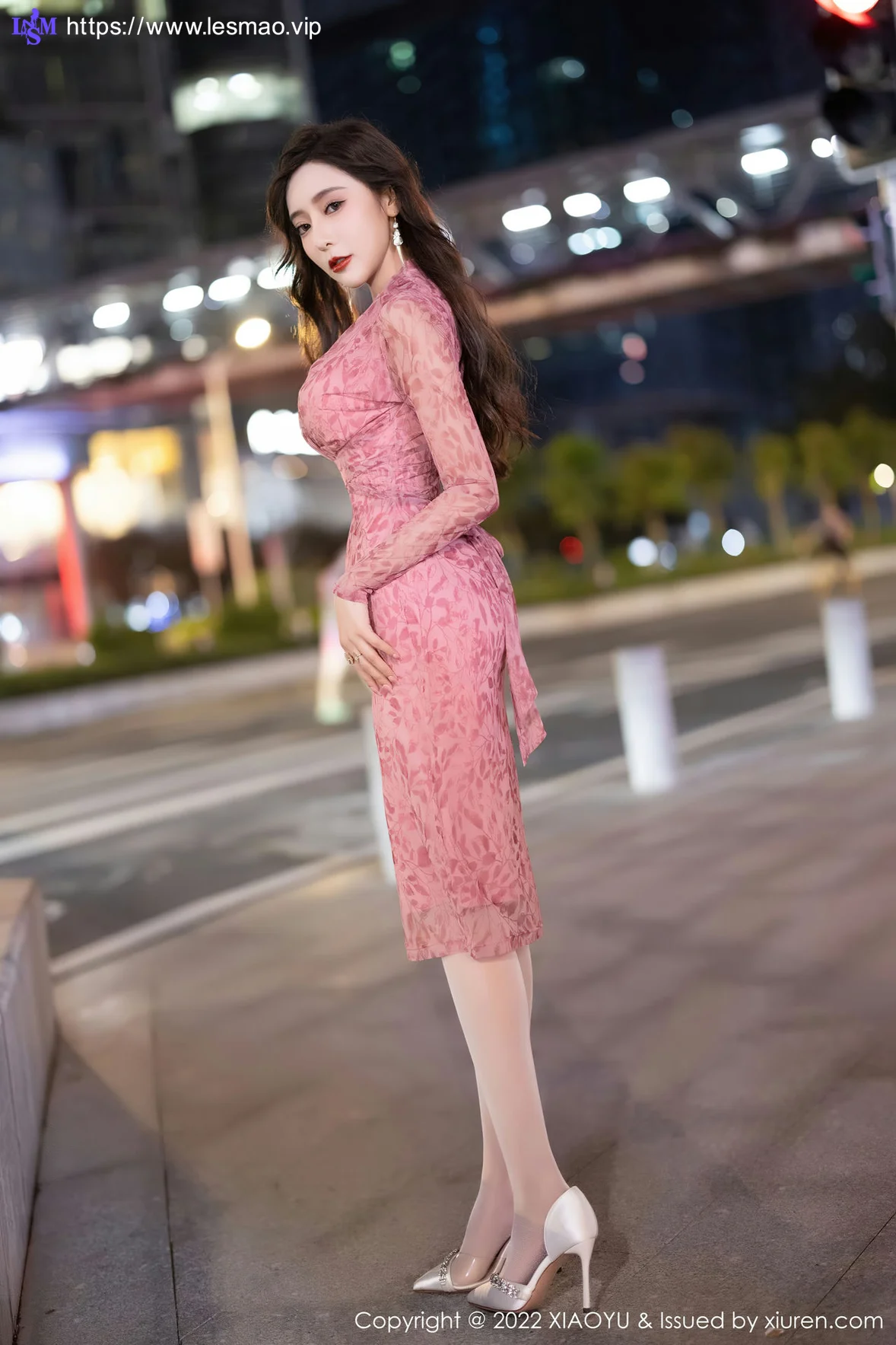 XIAOYU  语画界 Vol.899  王馨瑶yanni 户外场景拍摄连衣短裙性感写真1 - 2