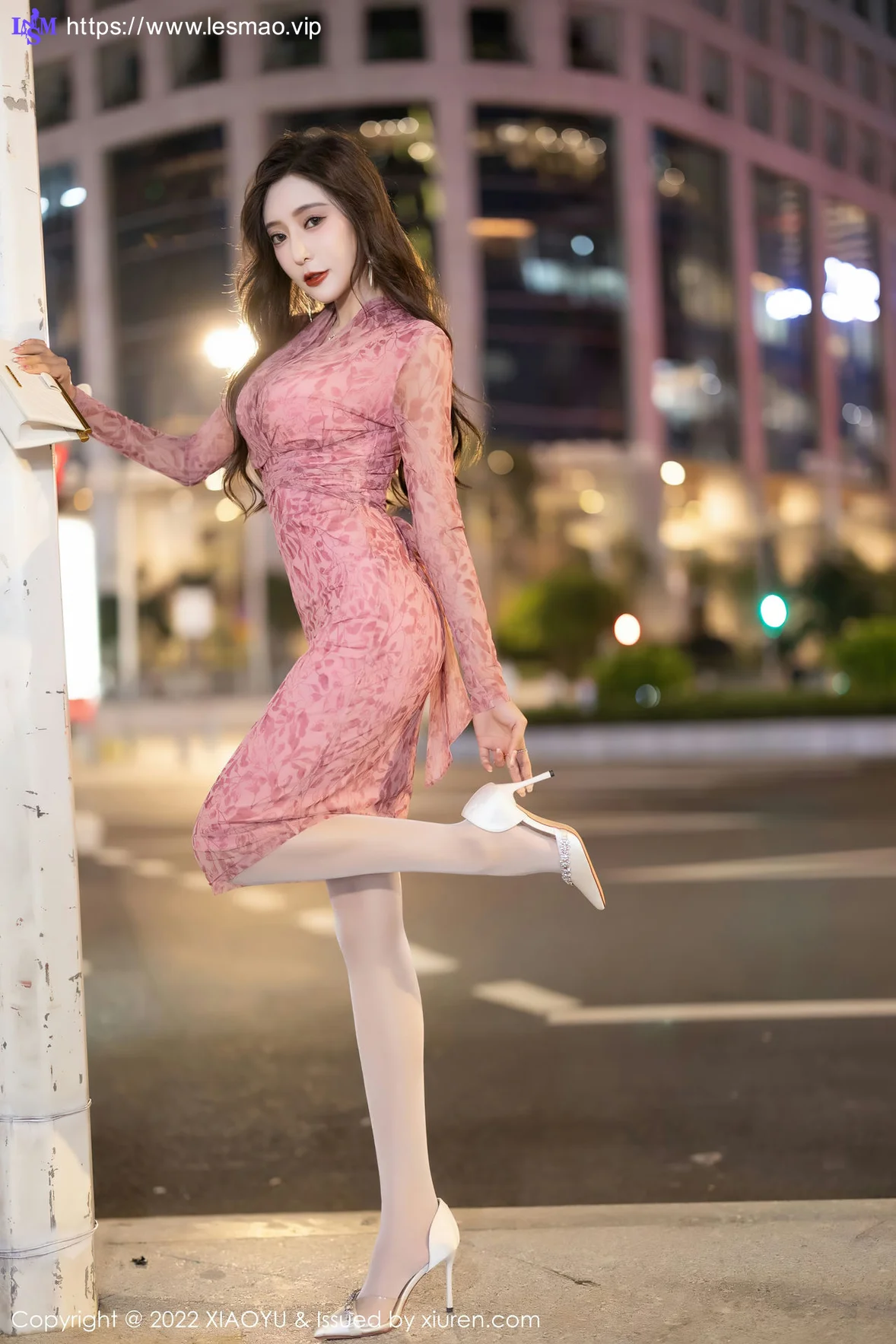 XIAOYU  语画界 Vol.899  王馨瑶yanni 户外场景拍摄连衣短裙性感写真1 - 4