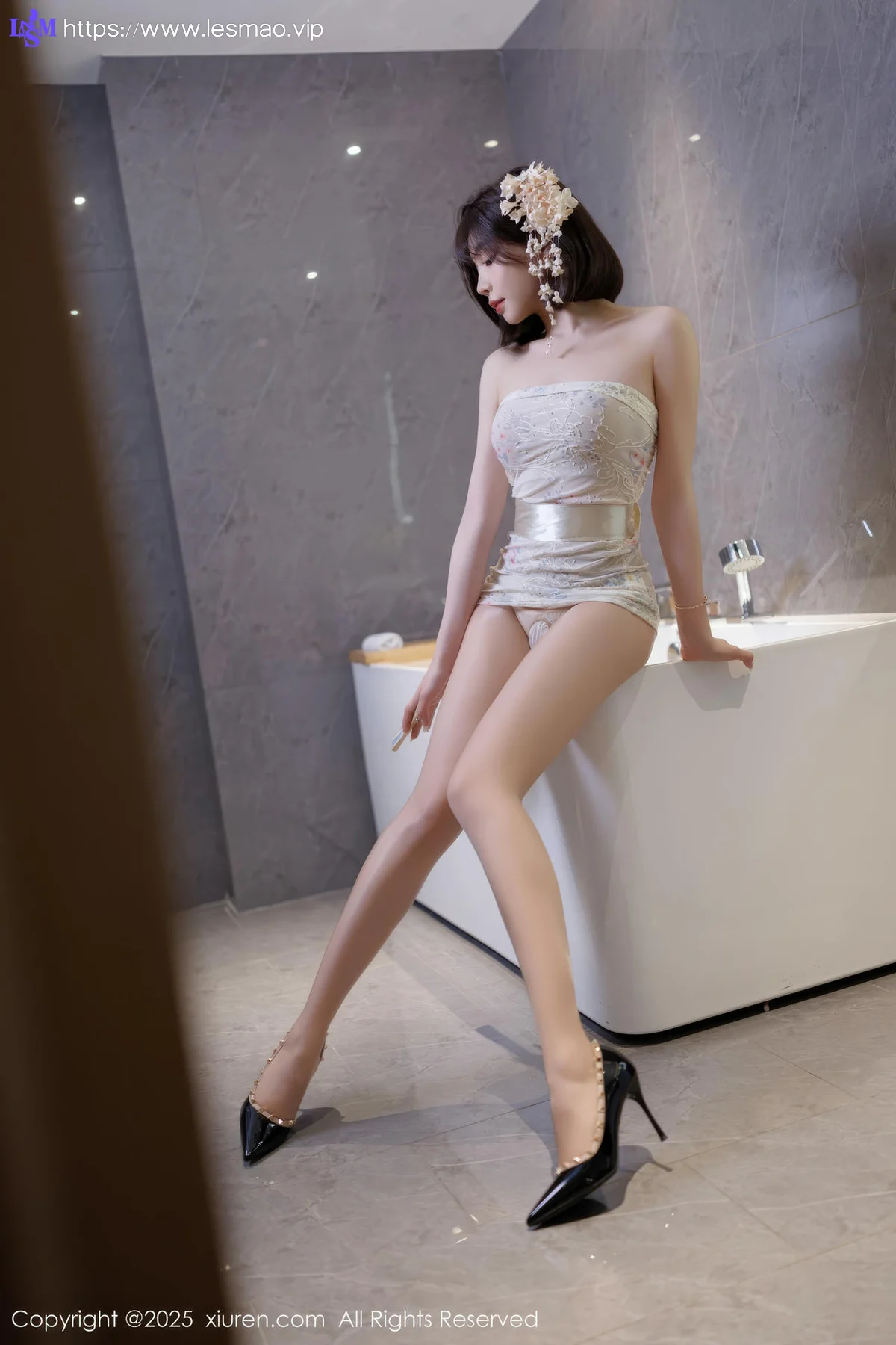 XiuRen 秀人 No.10048 徐莉芝Booty 香肩美腿短裙 - 4
