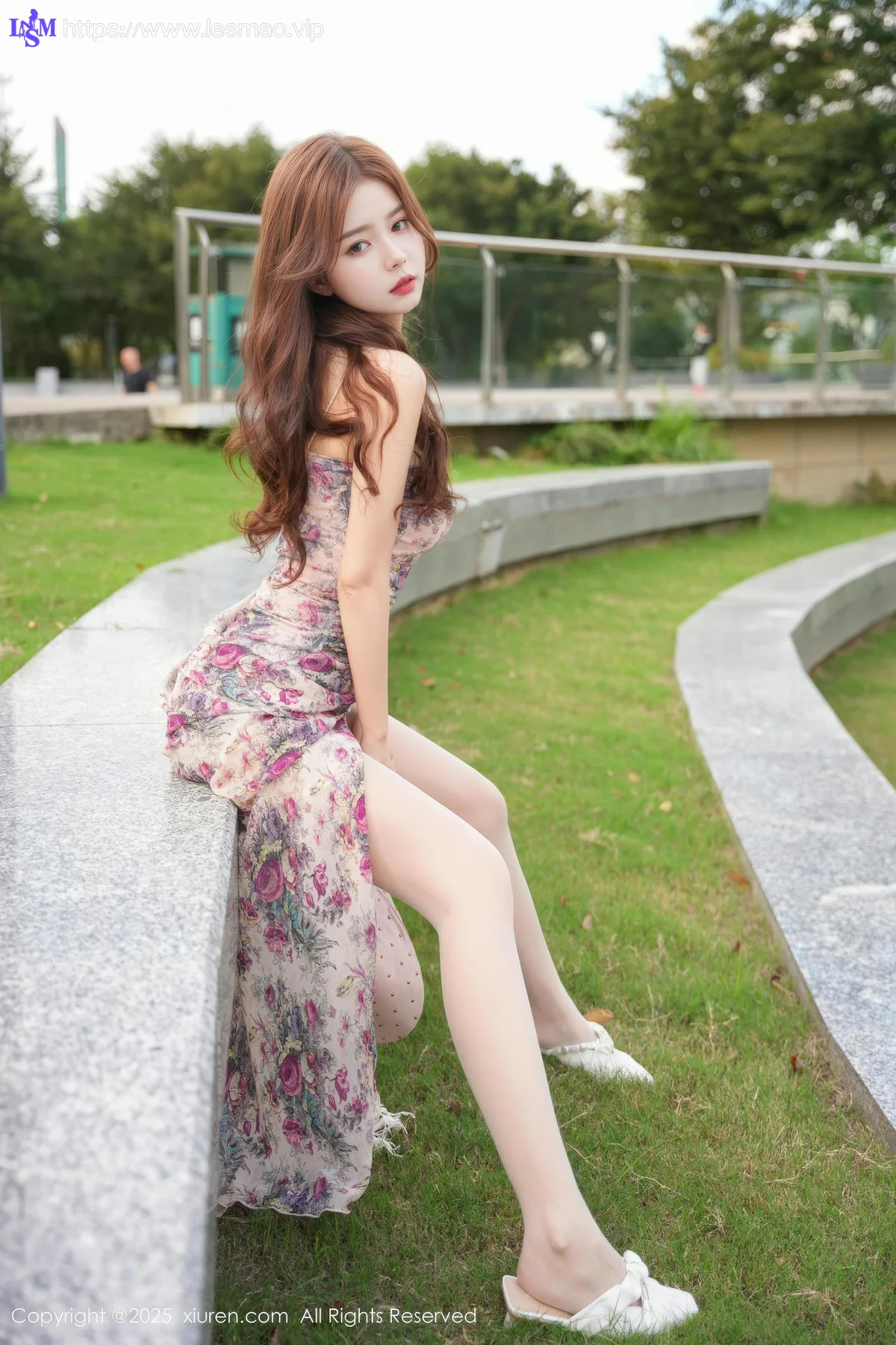 XiuRen 秀人 No.10128 拍黄瓜girl 碎花长裙美腿街拍 - 3