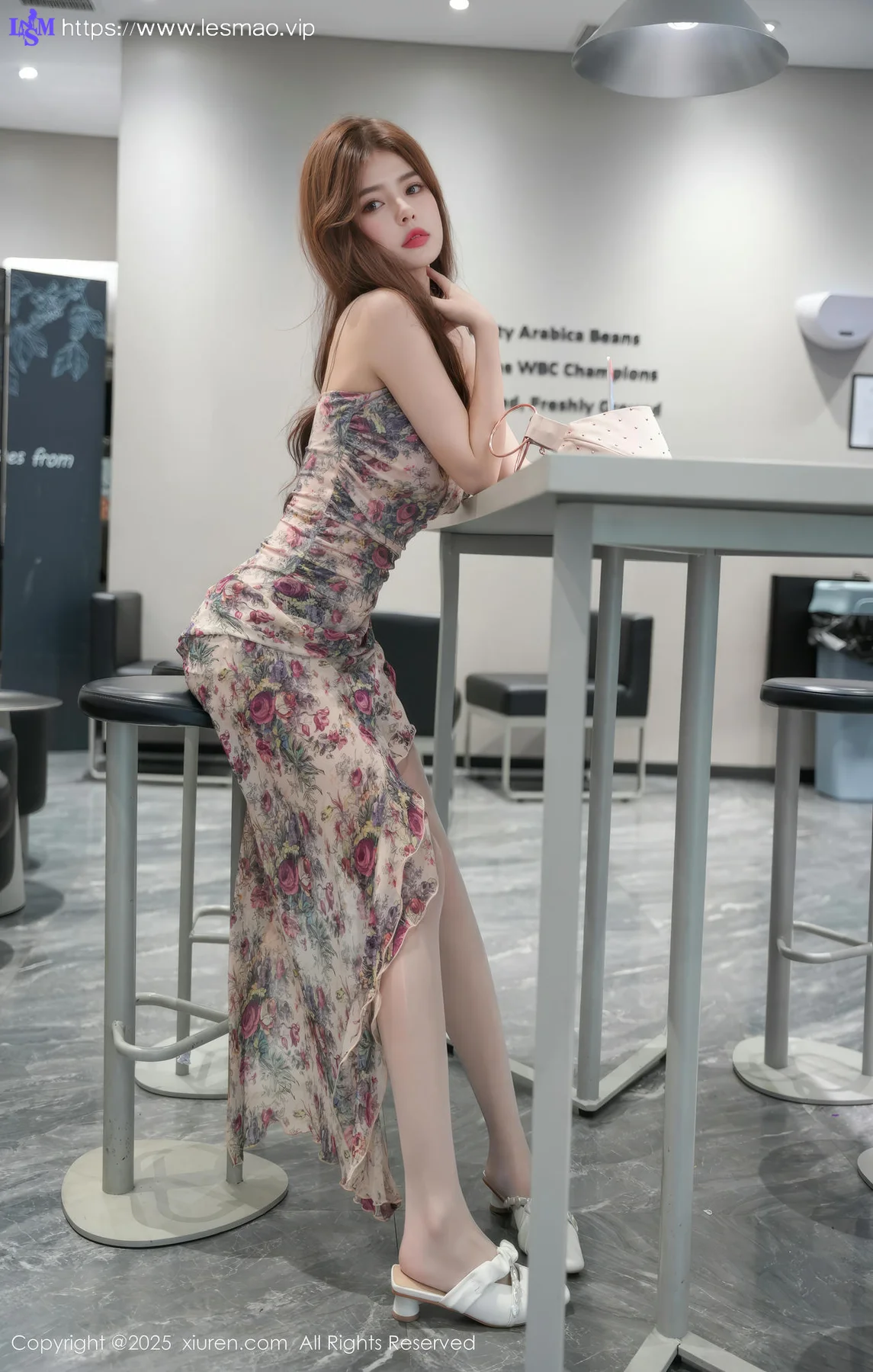 XiuRen 秀人 No.10128 拍黄瓜girl 碎花长裙美腿街拍 - 5