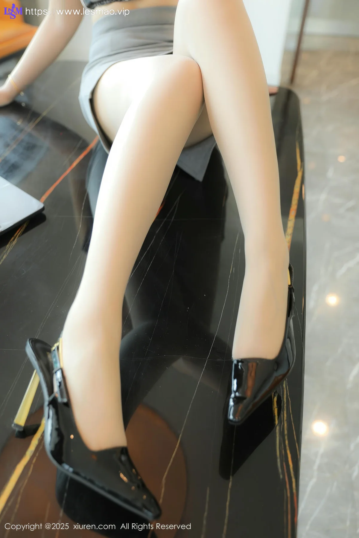 XiuRen 秀人 No.10213 希雅sia 性感OL服饰白丝 - 1