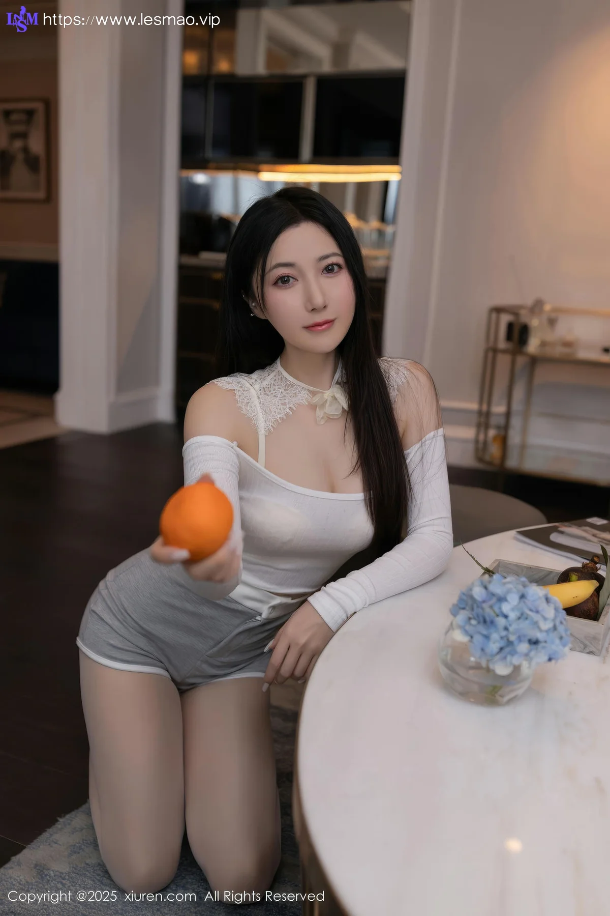 XiuRen 秀人 No.10261 鱼子酱Fish 灰色短裤白色丝袜 - 6