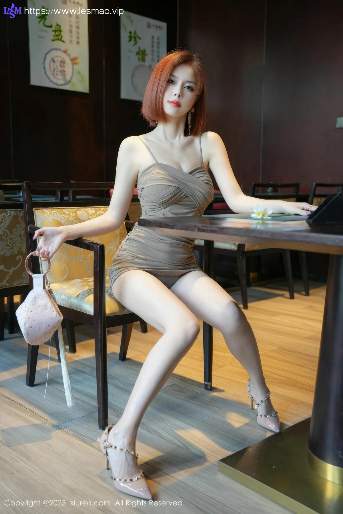 XiuRen 秀人 No.10312 白芷yy 灰色包臀裙短发美女 - 1