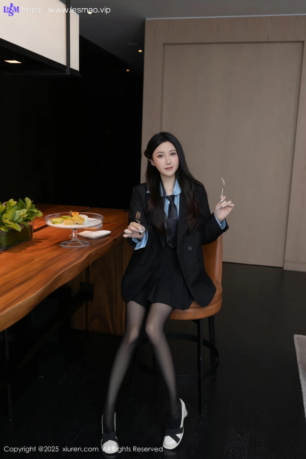 XiuRen 秀人 No.10412 鱼子酱Fish 黑色短裙婀娜动人身段 - 7