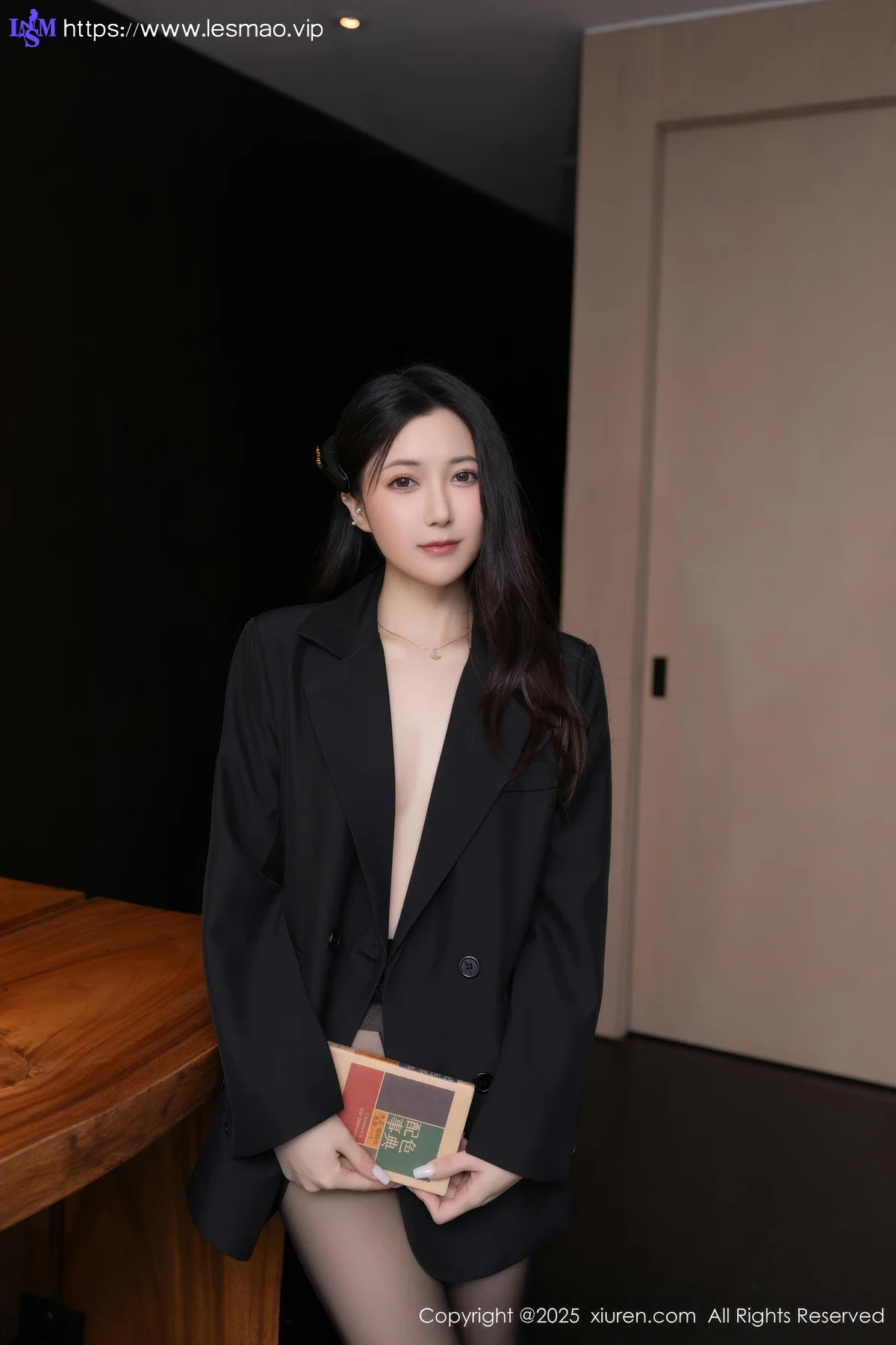 XiuRen 秀人 No.10412 鱼子酱Fish 黑色短裙婀娜动人身段 - 1