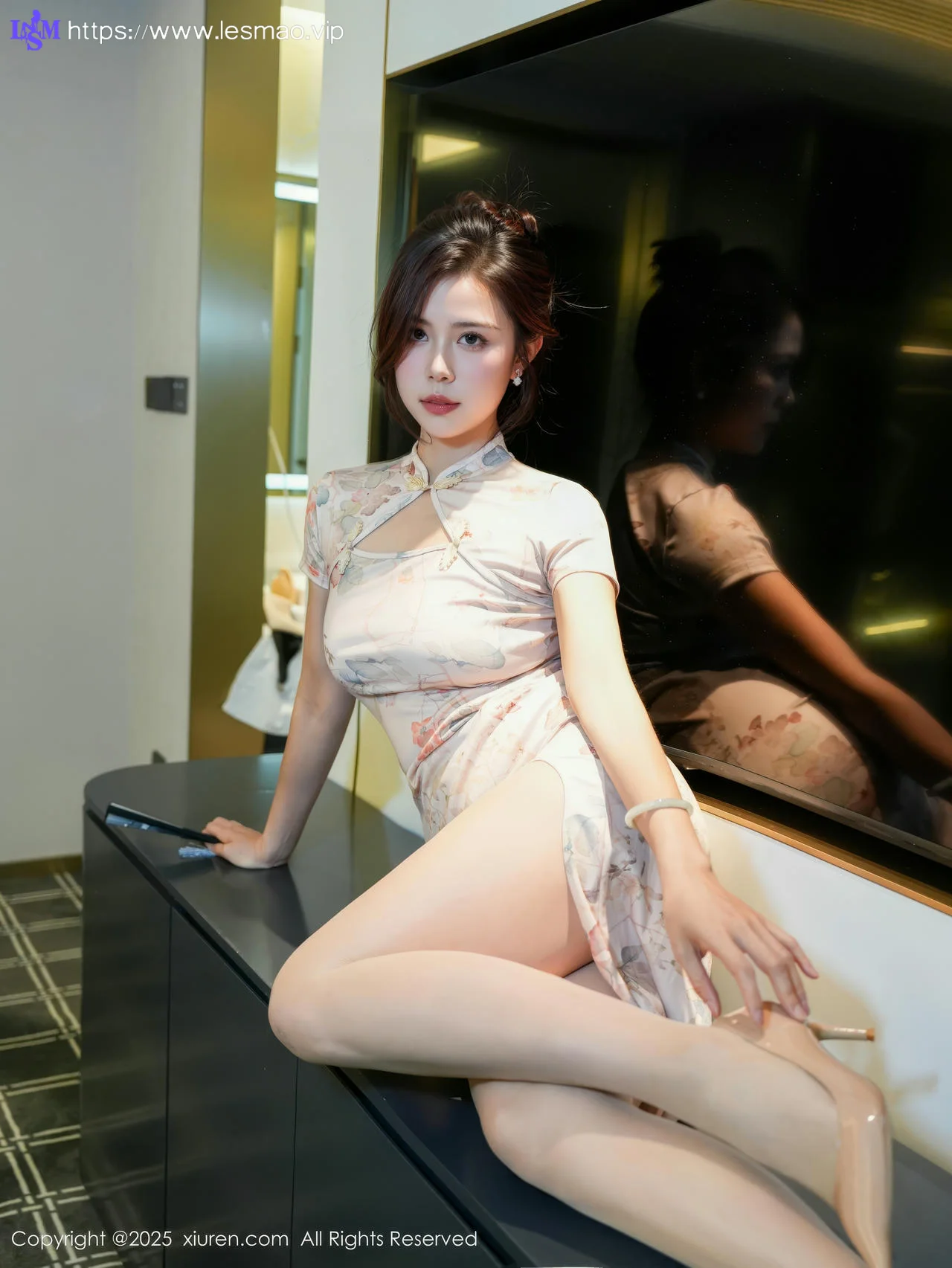 XiuRen 秀人 No.10419 玫瑰我爱你 街拍浅色旗袍 - 7
