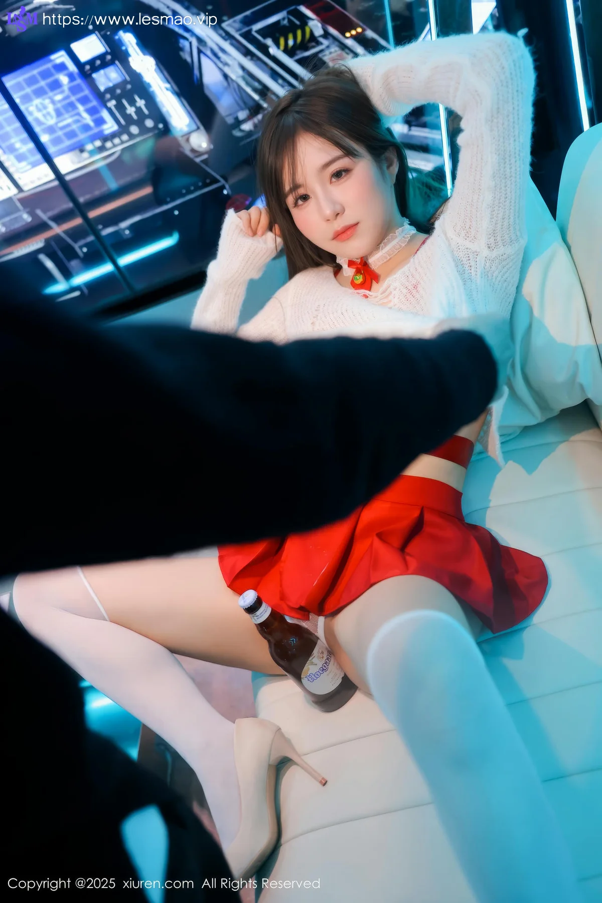 XiuRen 秀人 No.10470 小肉肉咪 童颜巨乳红色短裙白色丝袜 - 4