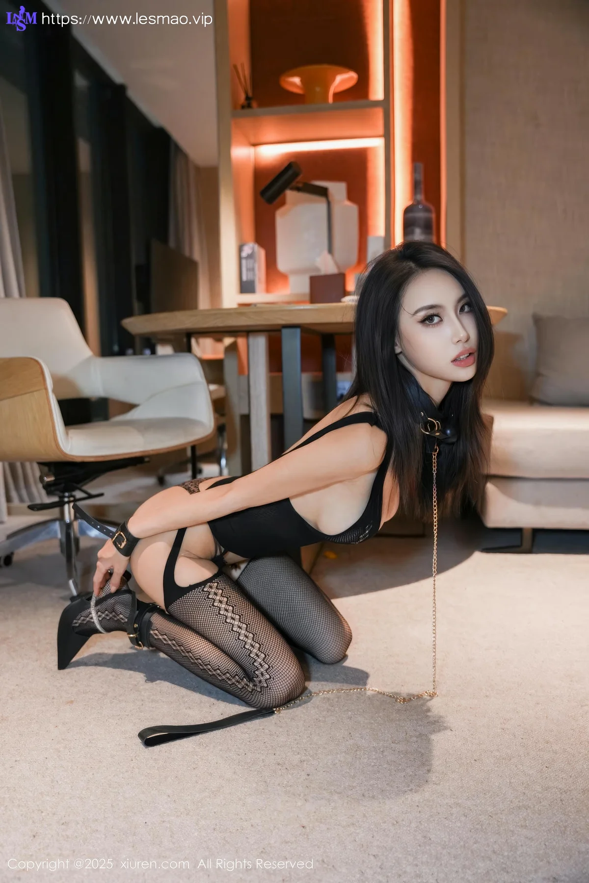 XiuRen 秀人 No.10494 lingyu69 豹纹内衣黑色网袜 - 1