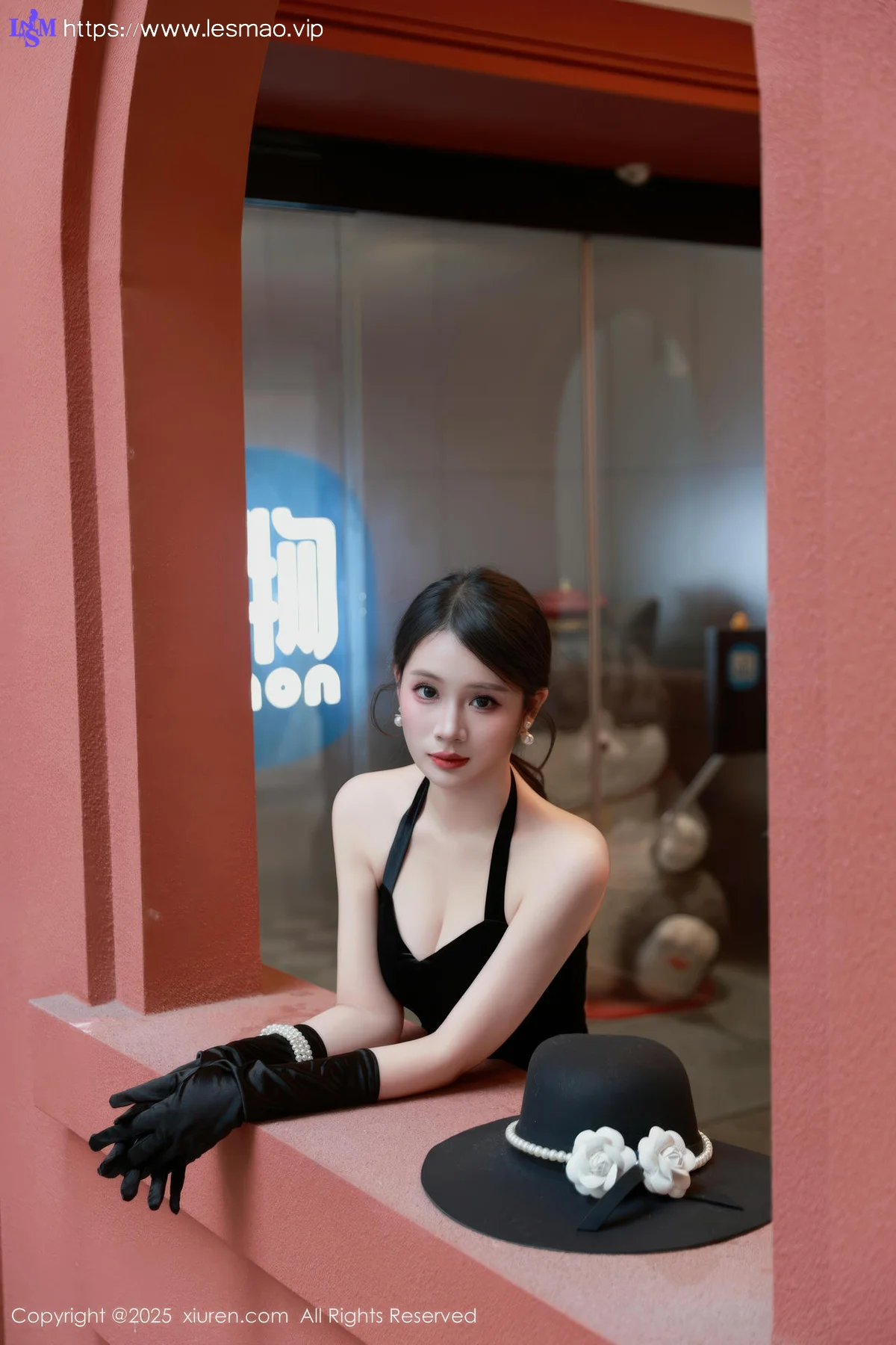 XiuRen 秀人 No.10509 南乔 黑色连衣裙街拍 - 7