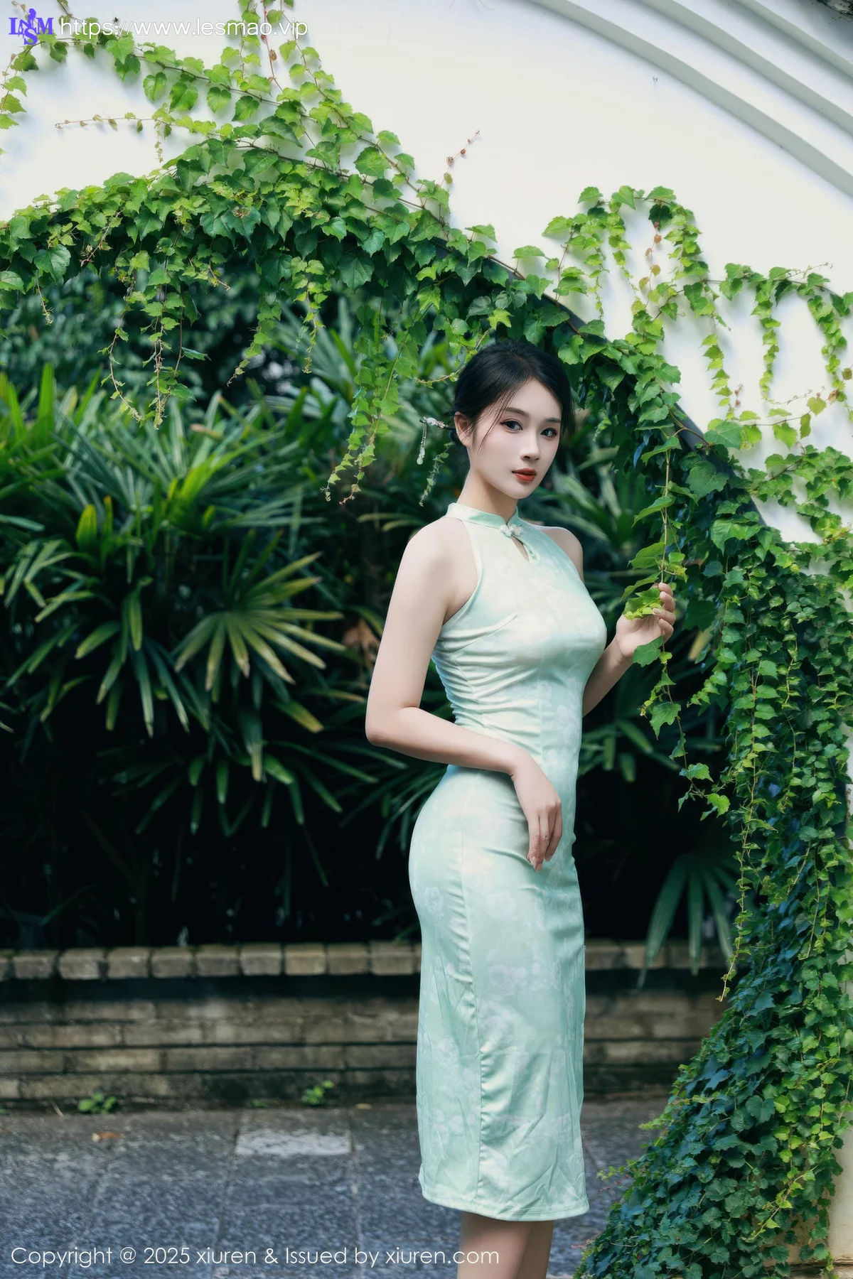 XiuRen 秀人 No.10538 南乔 浅绿色旗袍户外写真 - 2