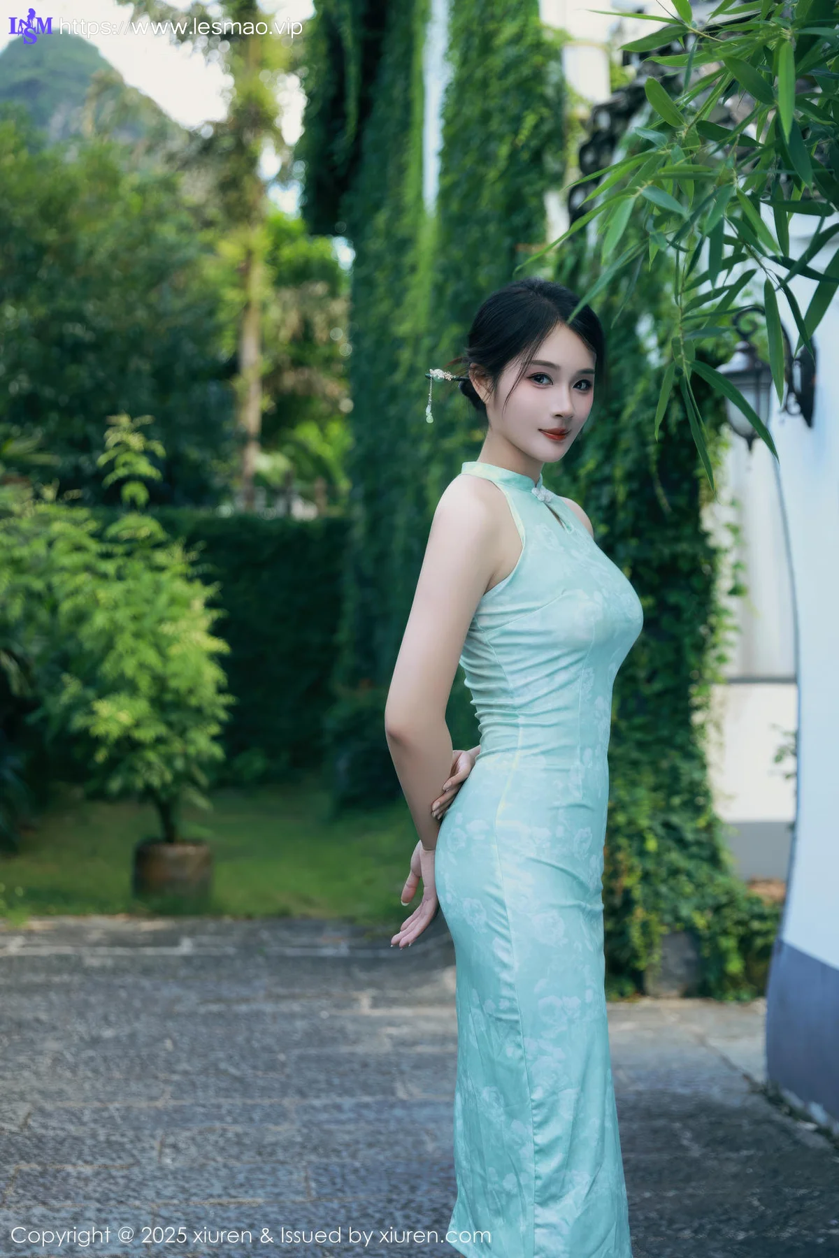 XiuRen 秀人 No.10538 南乔 浅绿色旗袍户外写真 - 4