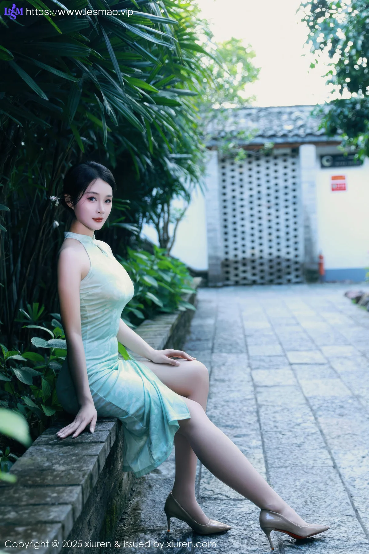 XiuRen 秀人 No.10538 南乔 浅绿色旗袍户外写真 - 1