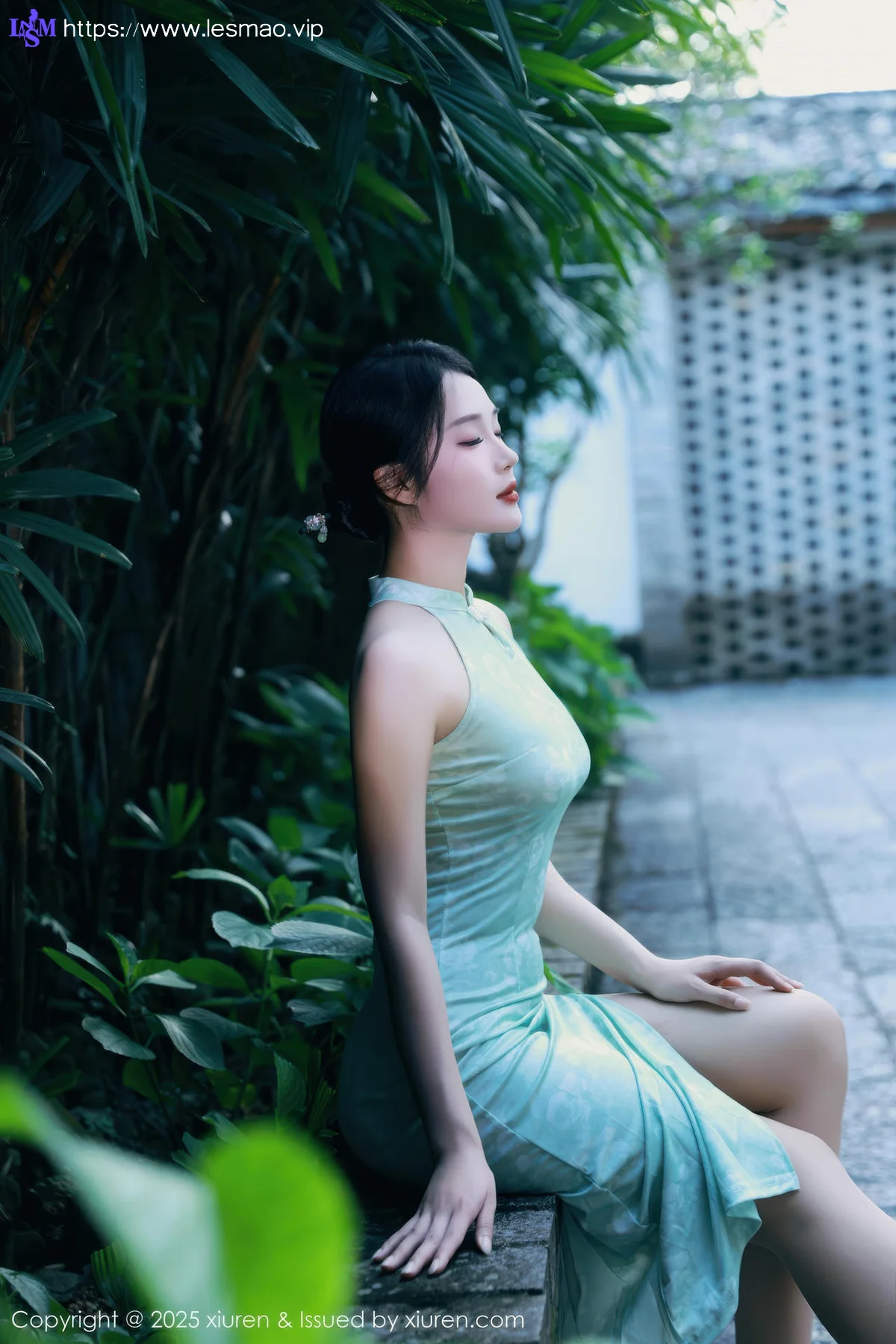 XiuRen 秀人 No.10538 南乔 浅绿色旗袍户外写真 - 2