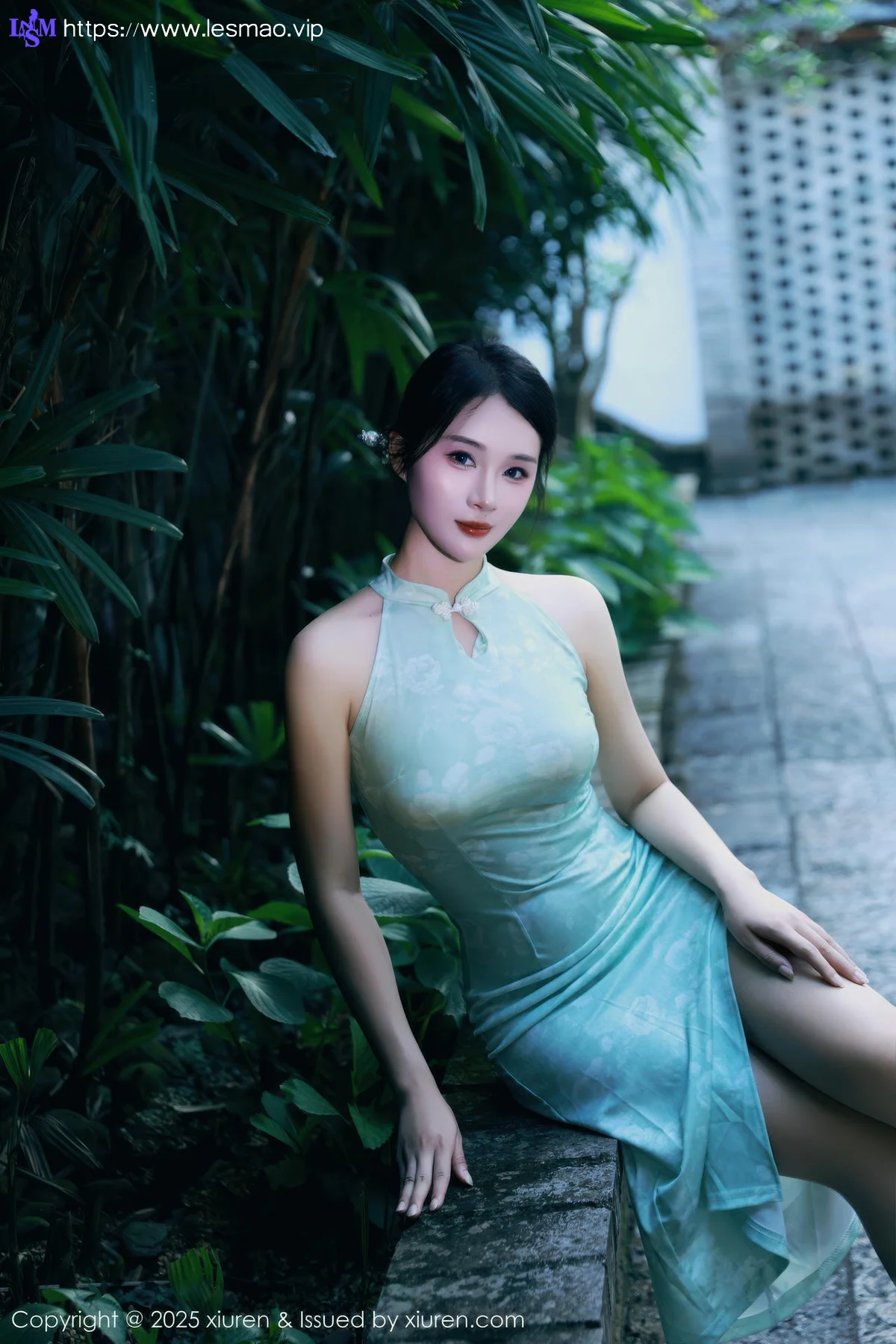 XiuRen 秀人 No.10538 南乔 浅绿色旗袍户外写真 - 3
