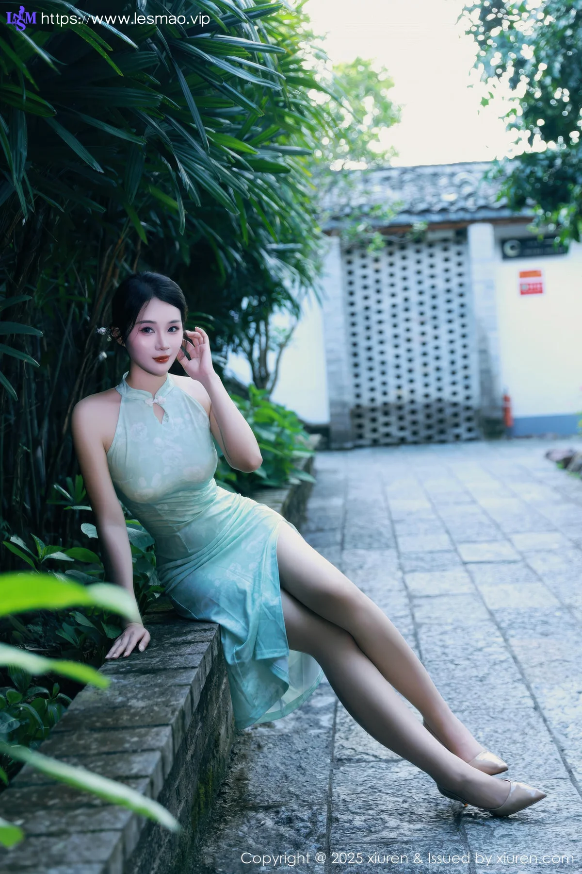 XiuRen 秀人 No.10538 南乔 浅绿色旗袍户外写真 - 5