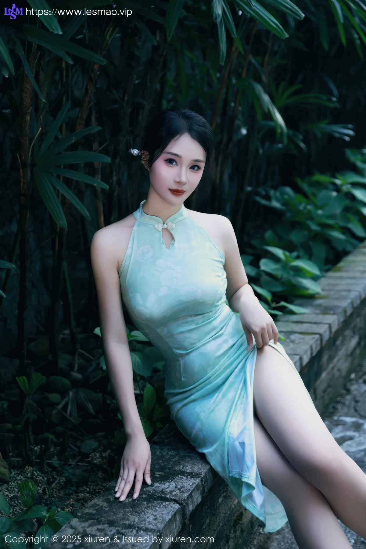 XiuRen 秀人 No.10538 南乔 浅绿色旗袍户外写真 - 7