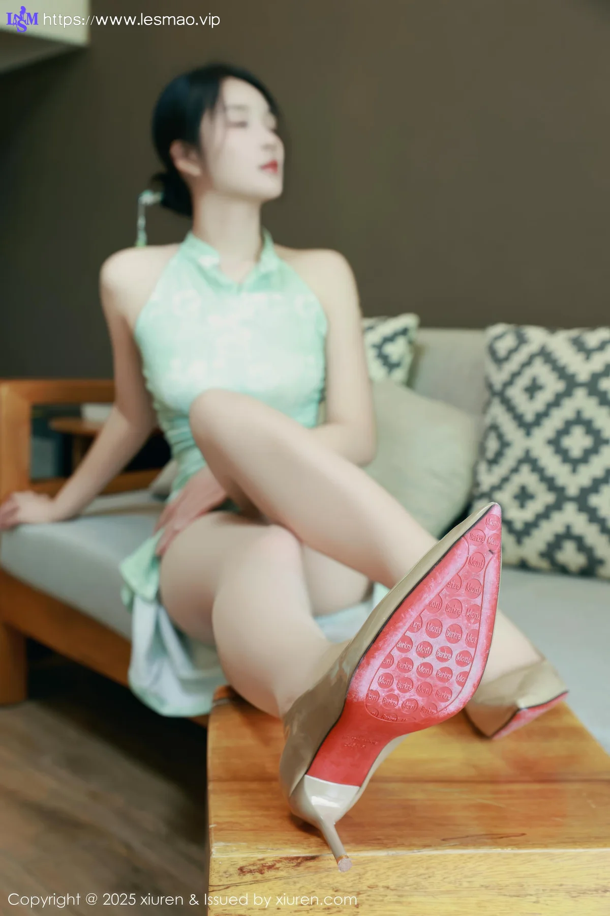 XiuRen 秀人 No.10538 南乔 浅绿色旗袍户外写真 - 9