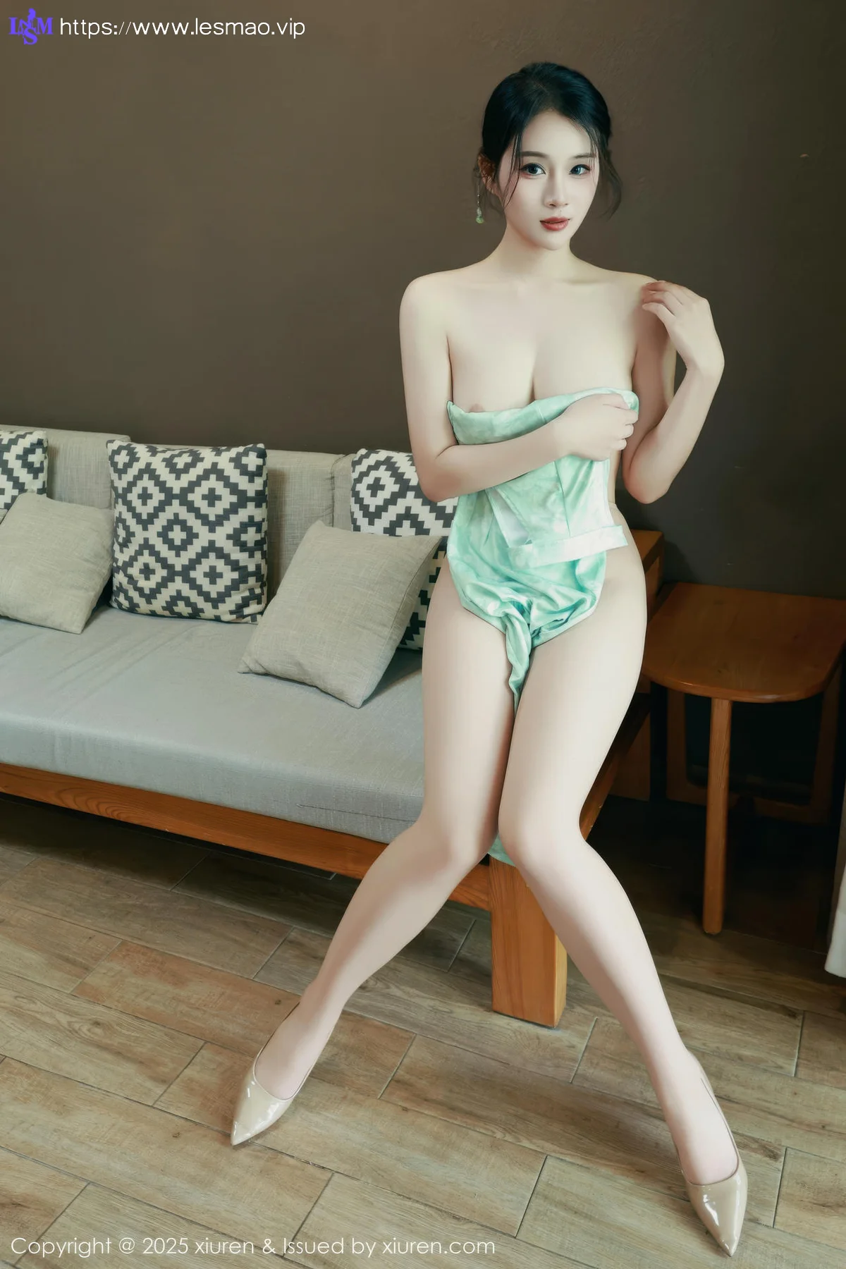 XiuRen 秀人 No.10538 南乔 浅绿色旗袍户外写真 - 1