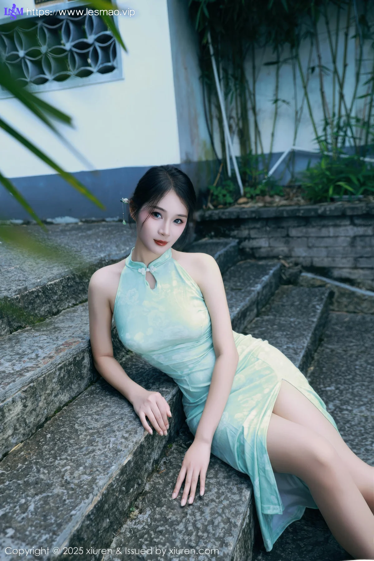 XiuRen 秀人 No.10538 南乔 浅绿色旗袍户外写真 - 1