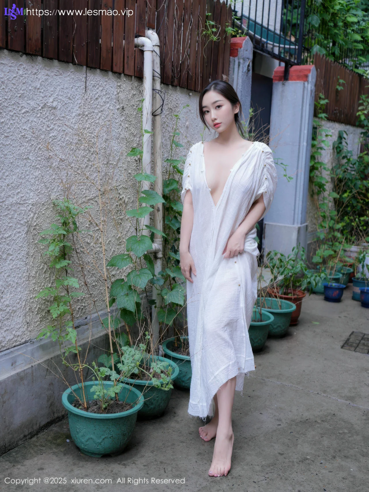XiuRen 秀人 No.10603 楠芝 街拍白色长袍 - 10