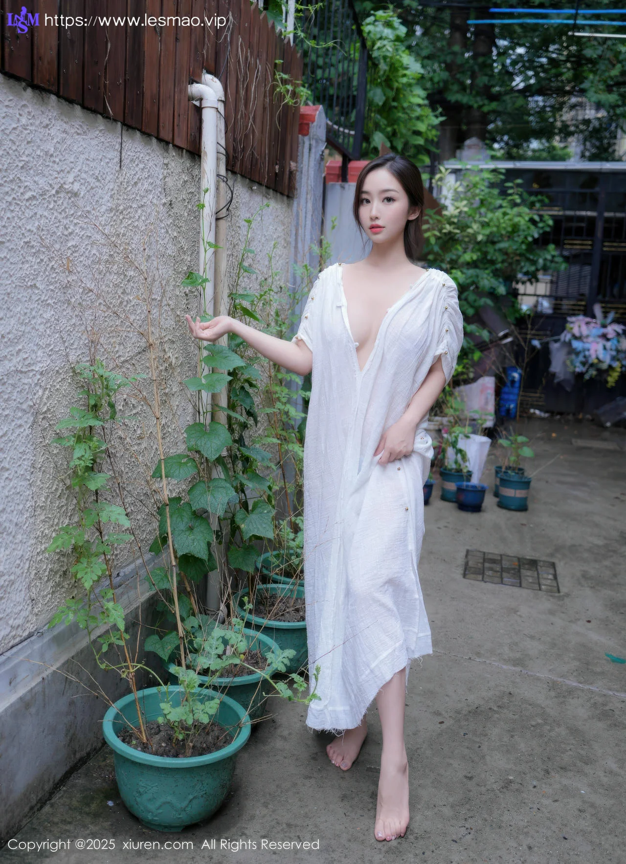 XiuRen 秀人 No.10603 楠芝 街拍白色长袍 - 1