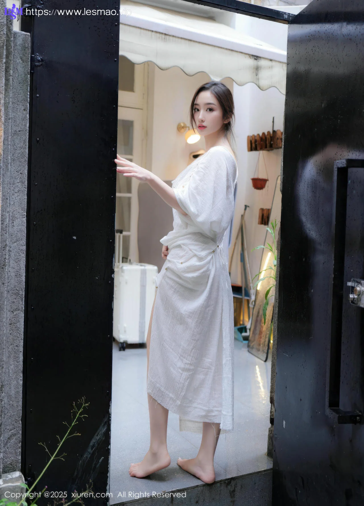 XiuRen 秀人 No.10603 楠芝 街拍白色长袍 - 10