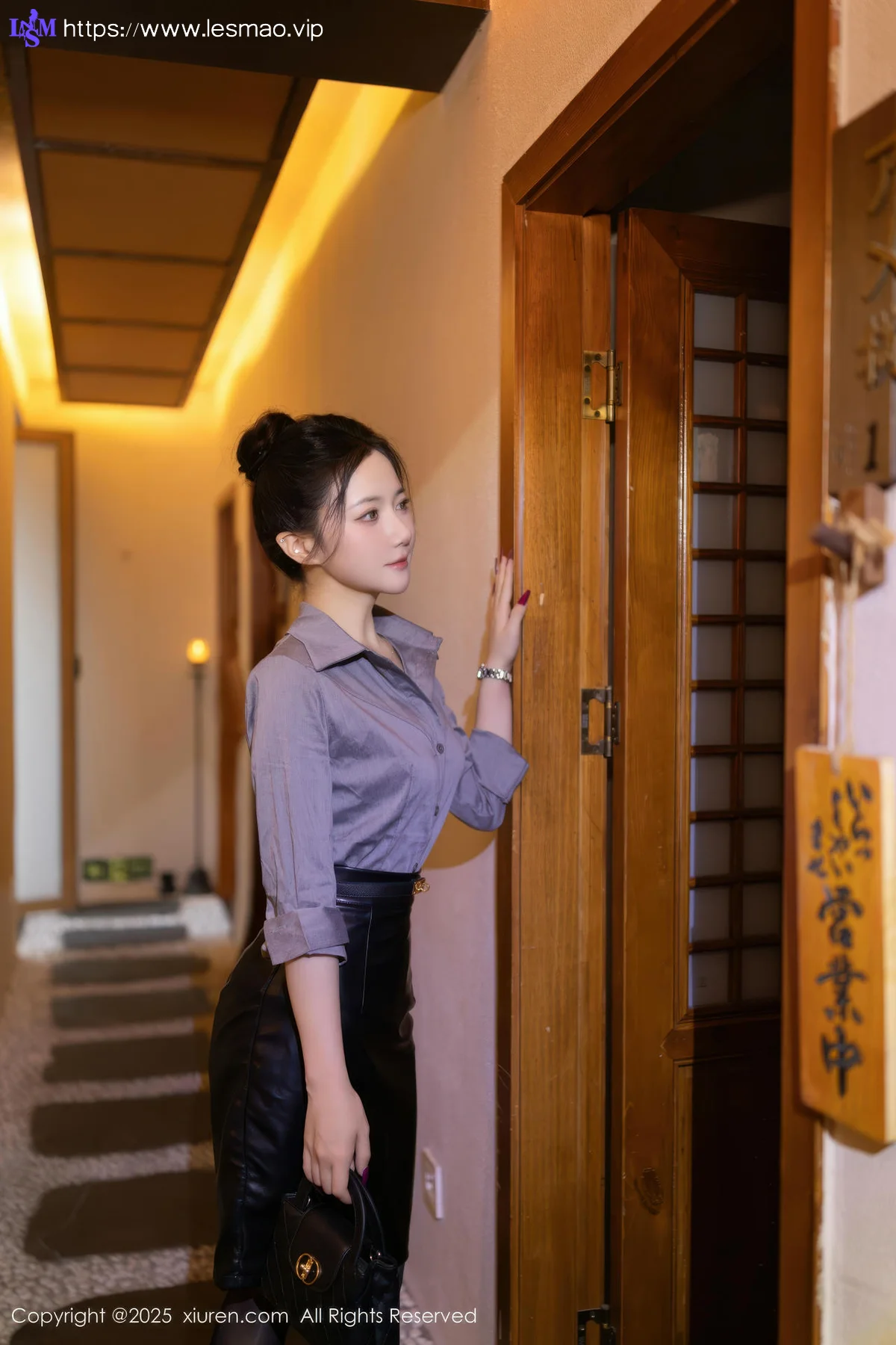 XiuRen 秀人 No.10635 鱼子酱Fish 灰色衬衫魅惑黑丝 - 8