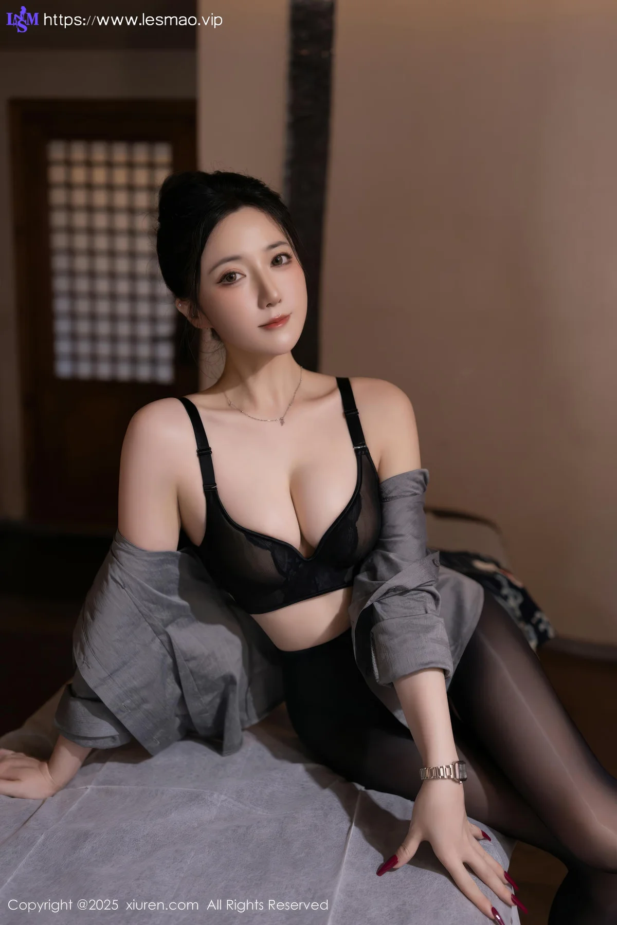 XiuRen 秀人 No.10635 鱼子酱Fish 灰色衬衫魅惑黑丝 - 2