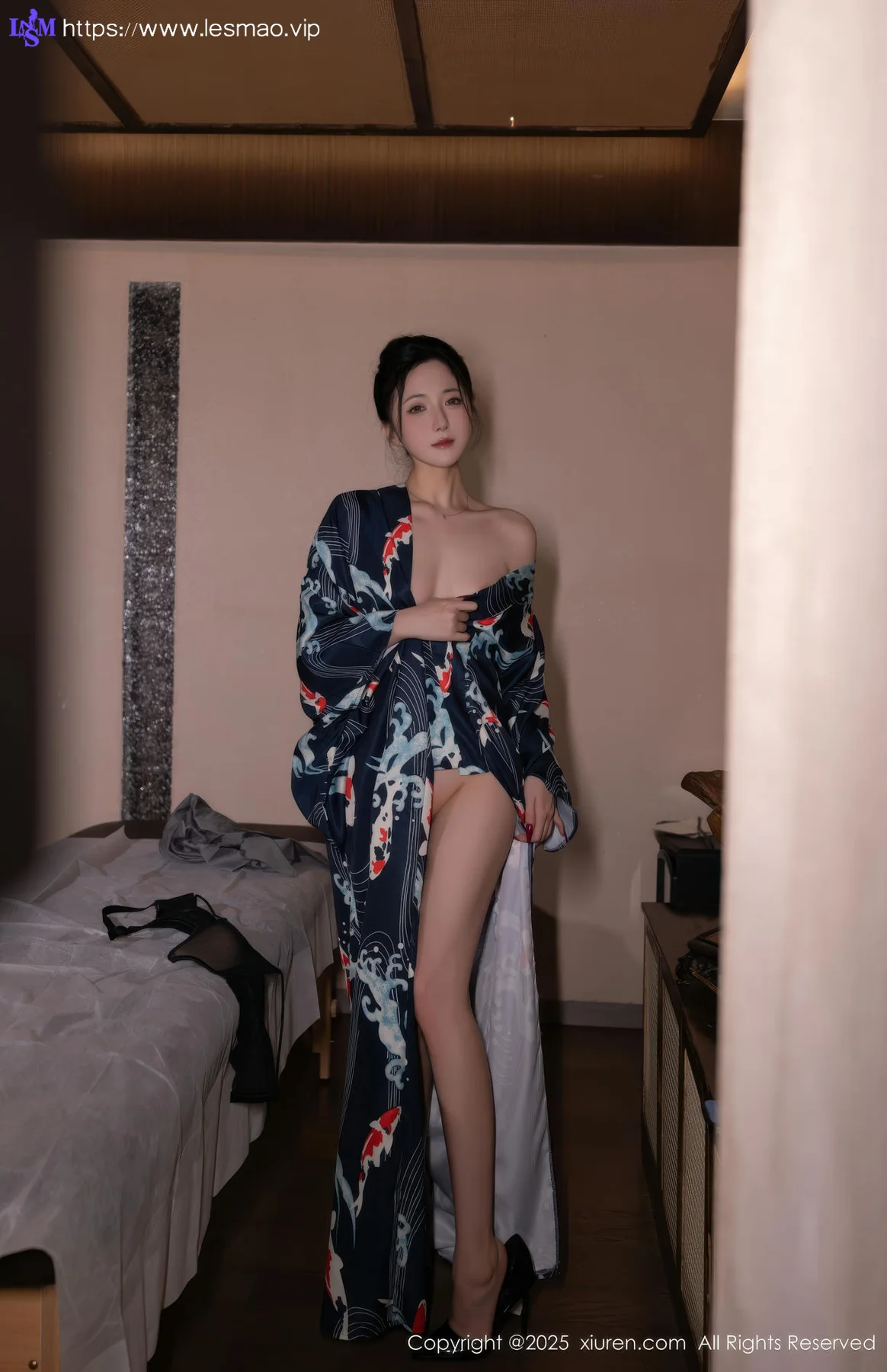 XiuRen 秀人 No.10635 鱼子酱Fish 灰色衬衫魅惑黑丝 - 1