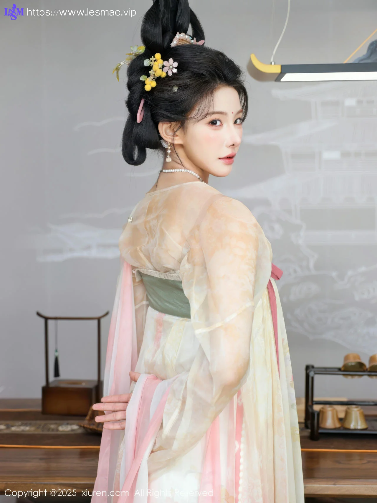 XiuRen 秀人 No.10645 梨霜儿 浅色古装服饰拍摄 - 1