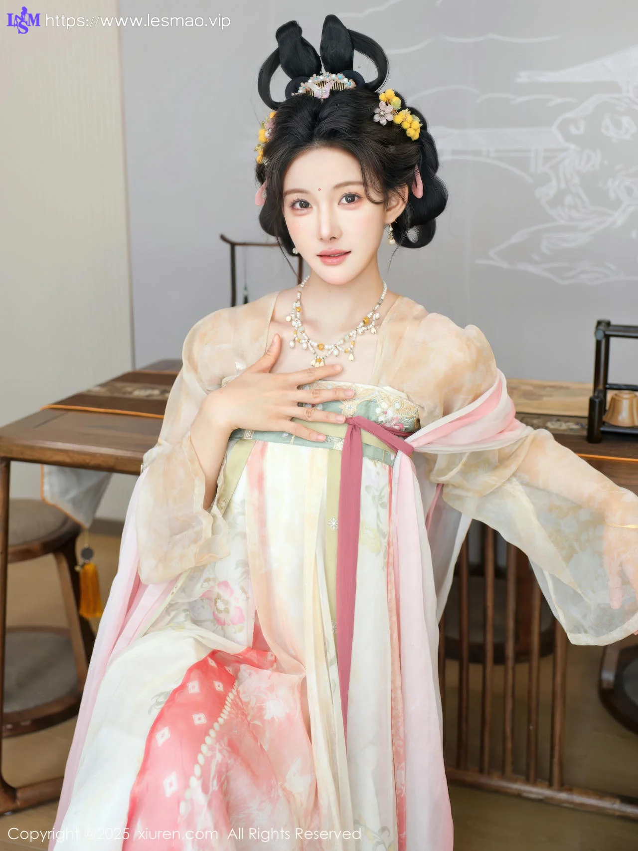 XiuRen 秀人 No.10645 梨霜儿 浅色古装服饰拍摄 - 1