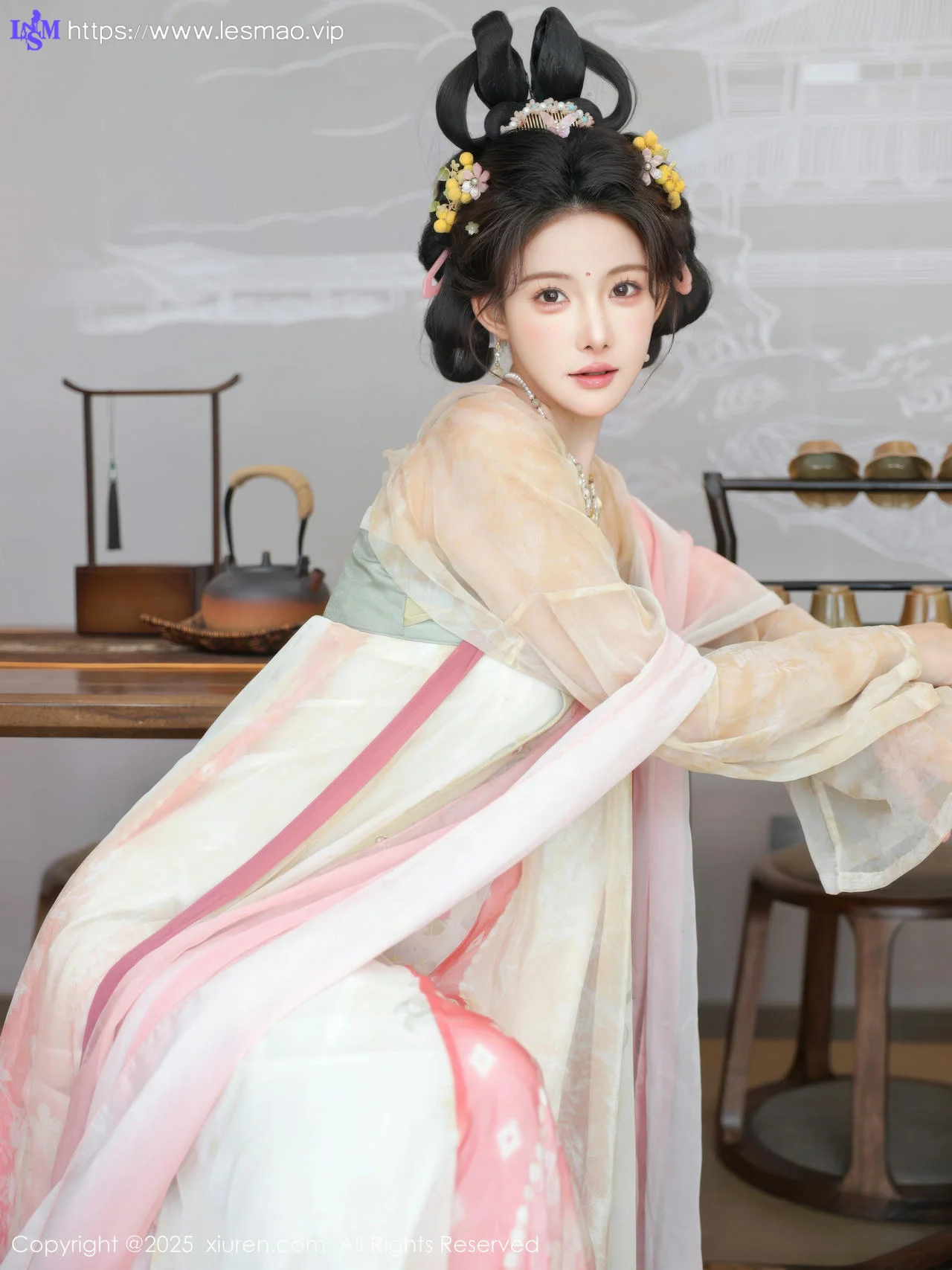 XiuRen 秀人 No.10645 梨霜儿 浅色古装服饰拍摄 - 2