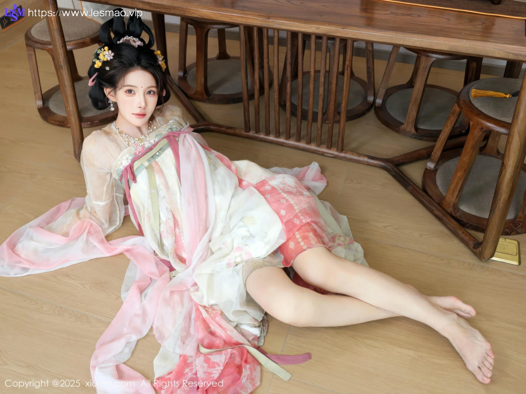 XiuRen 秀人 No.10645 梨霜儿 浅色古装服饰拍摄 - 3