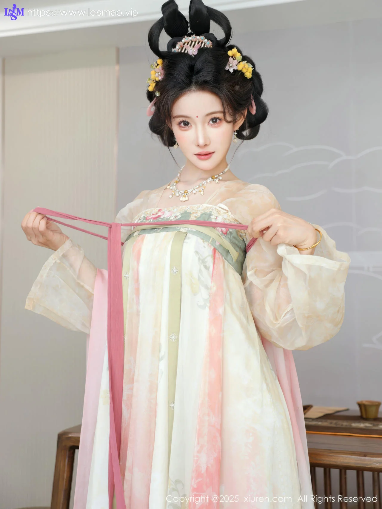 XiuRen 秀人 No.10645 梨霜儿 浅色古装服饰拍摄 - 1