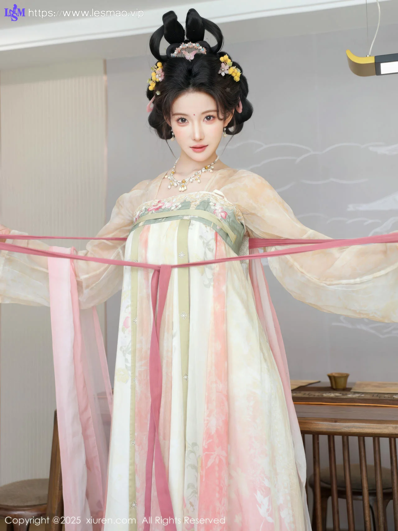 XiuRen 秀人 No.10645 梨霜儿 浅色古装服饰拍摄 - 2