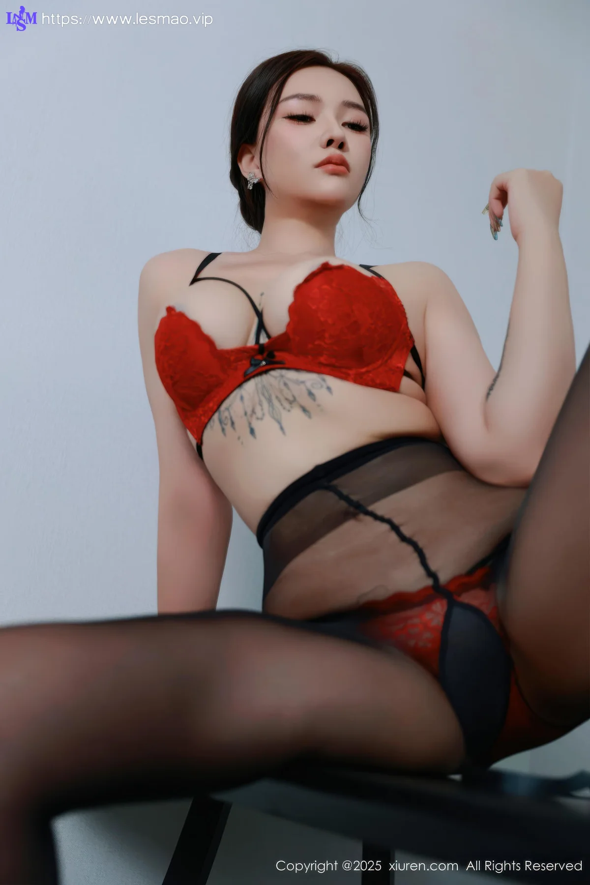 XiuRen 秀人 No.10751 娜比 深色OL服饰 - 2