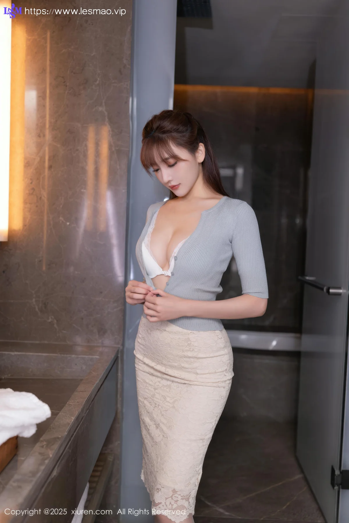 XiuRen 秀人 No.10757 陆萱萱 浅色长裙诱人白色丝袜 - 4