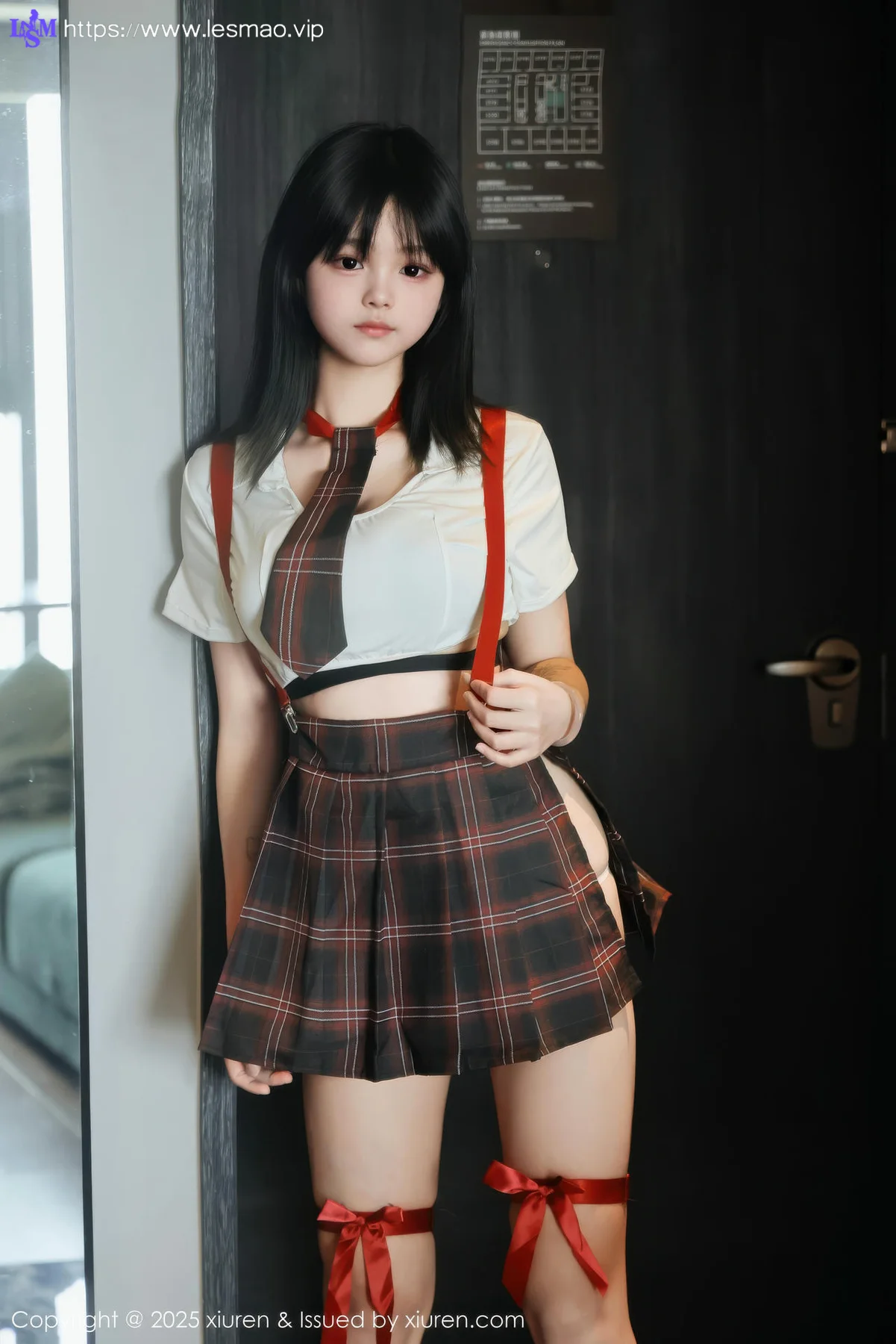 XiuRen 秀人 No.10774 小泠 白色短款黑色格子裙 - 1