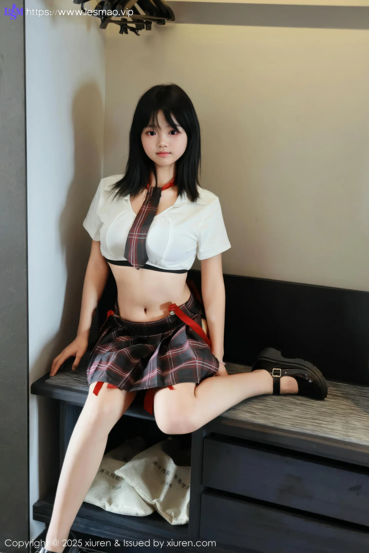 XiuRen 秀人 No.10774 小泠 白色短款黑色格子裙 - 9