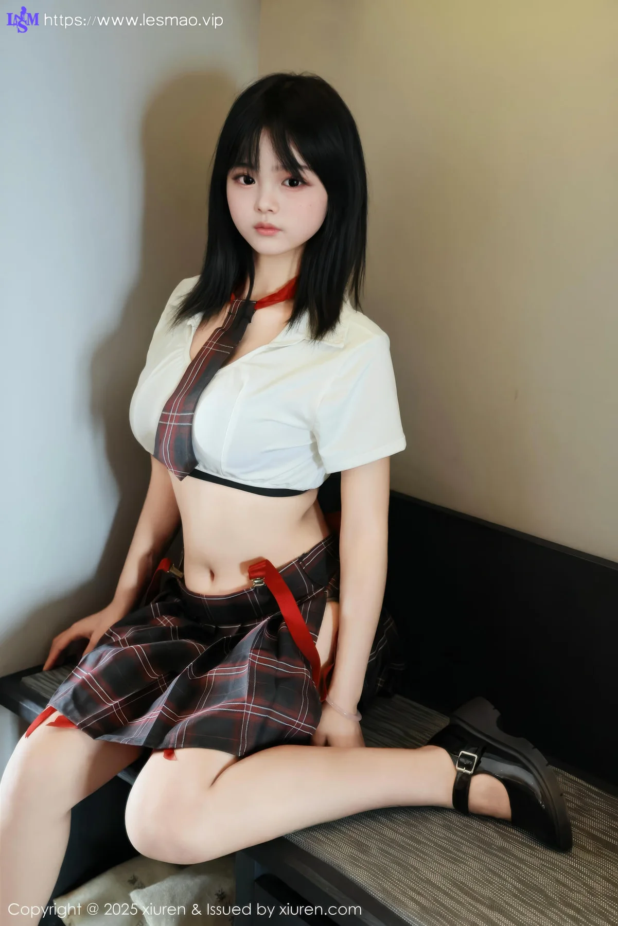 XiuRen 秀人 No.10774 小泠 白色短款黑色格子裙 - 1