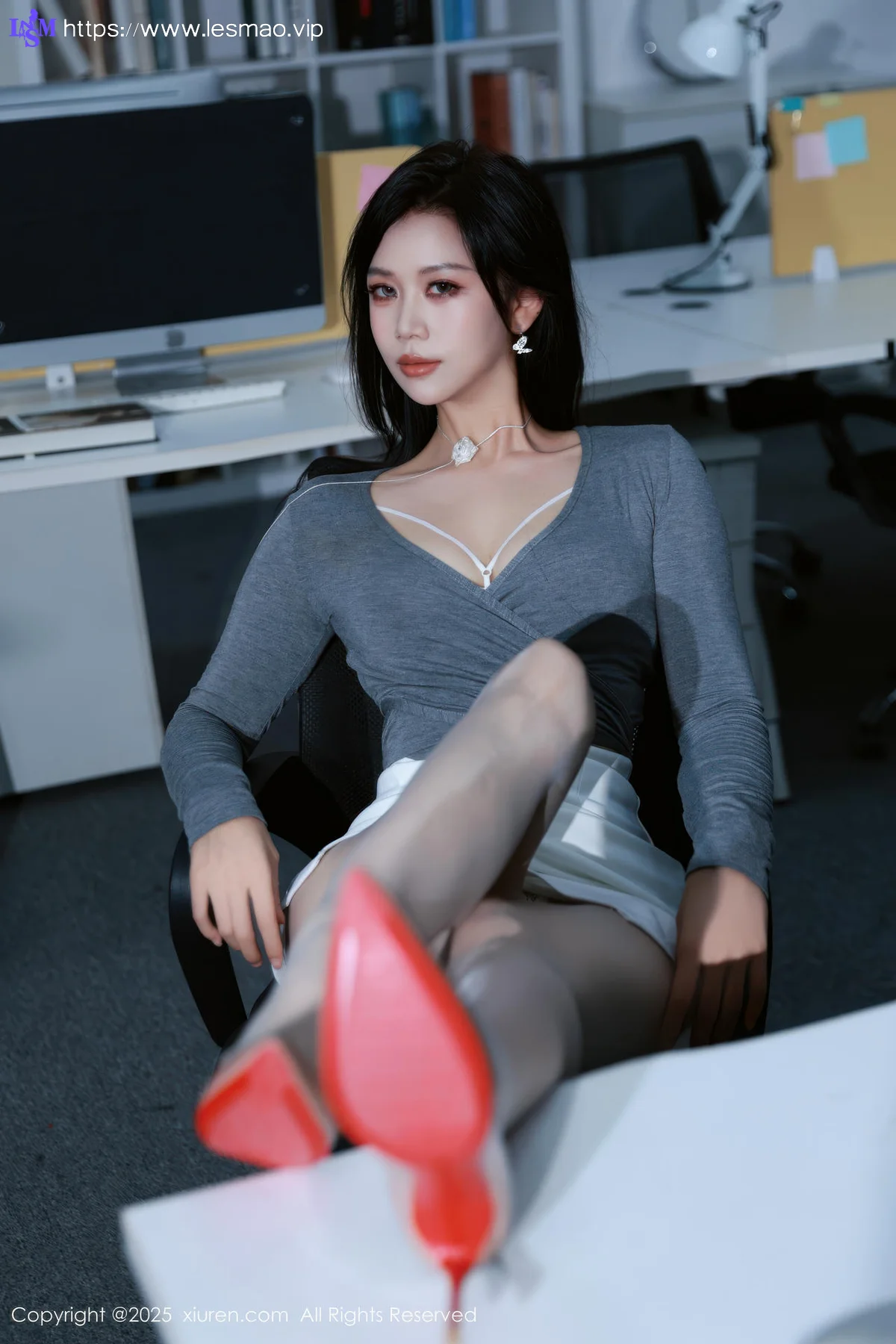 XiuRen 秀人 No.10780 玫瑰我爱你 白色包臀裙灰色丝袜 - 9