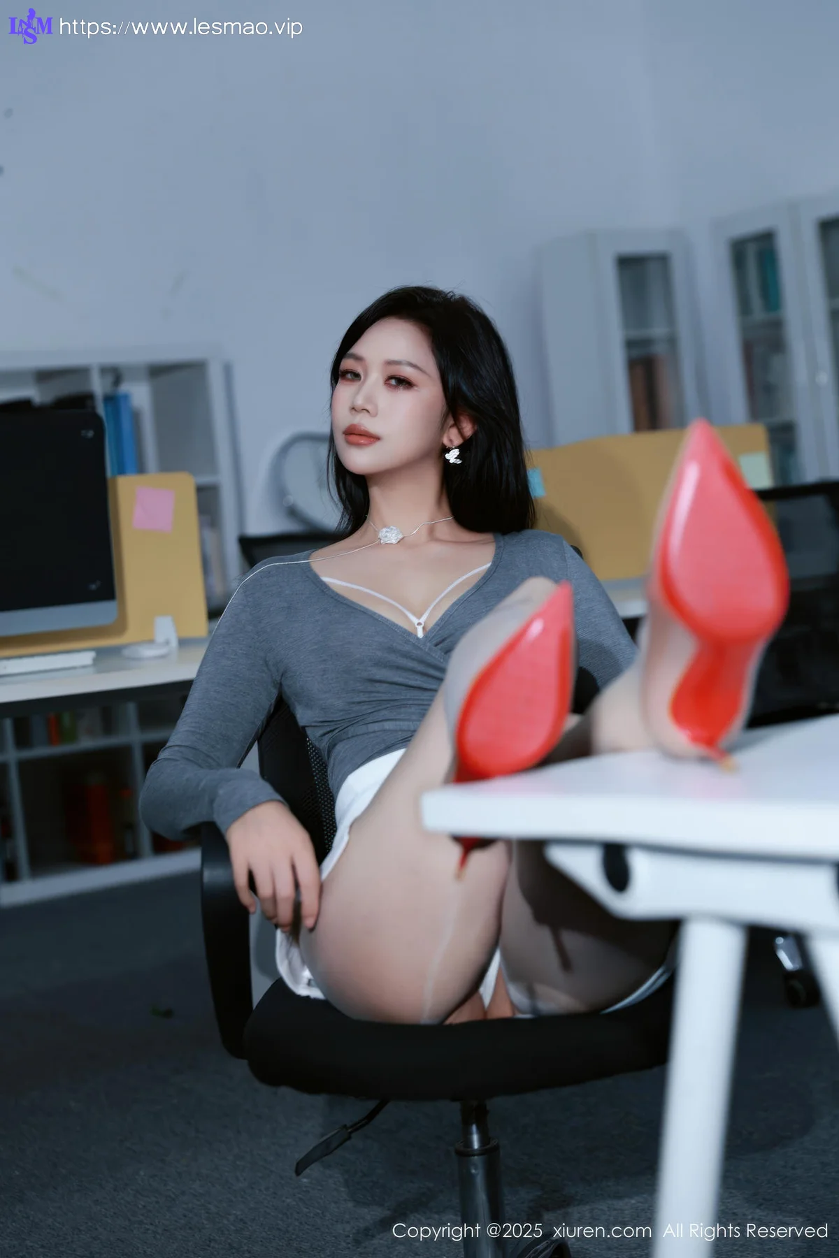 XiuRen 秀人 No.10780 玫瑰我爱你 白色包臀裙灰色丝袜 - 10