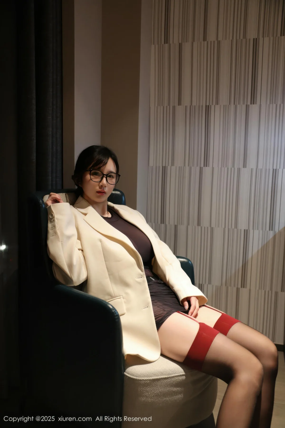 XiuRen 秀人 No.10805 小肉肉咪 白色OL服饰 - 1