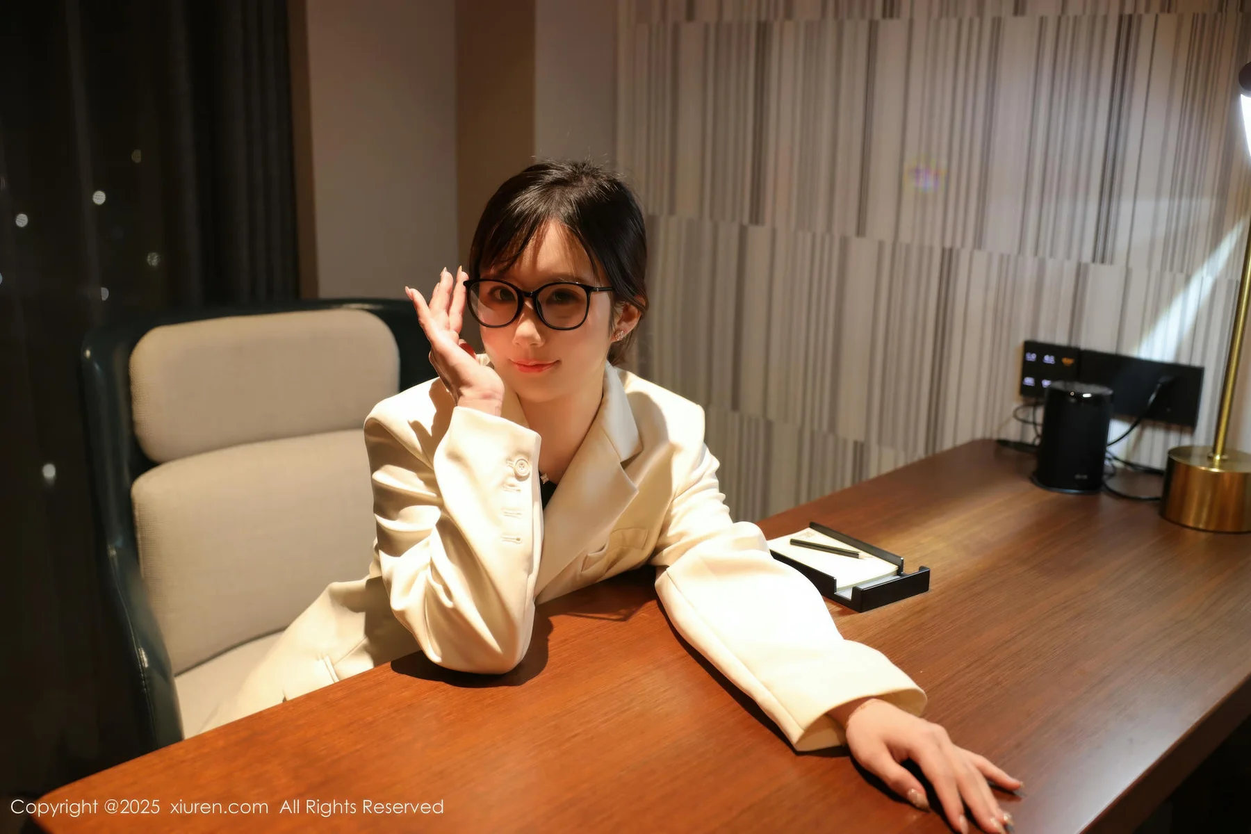 XiuRen 秀人 No.10805 小肉肉咪 白色OL服饰 - 2