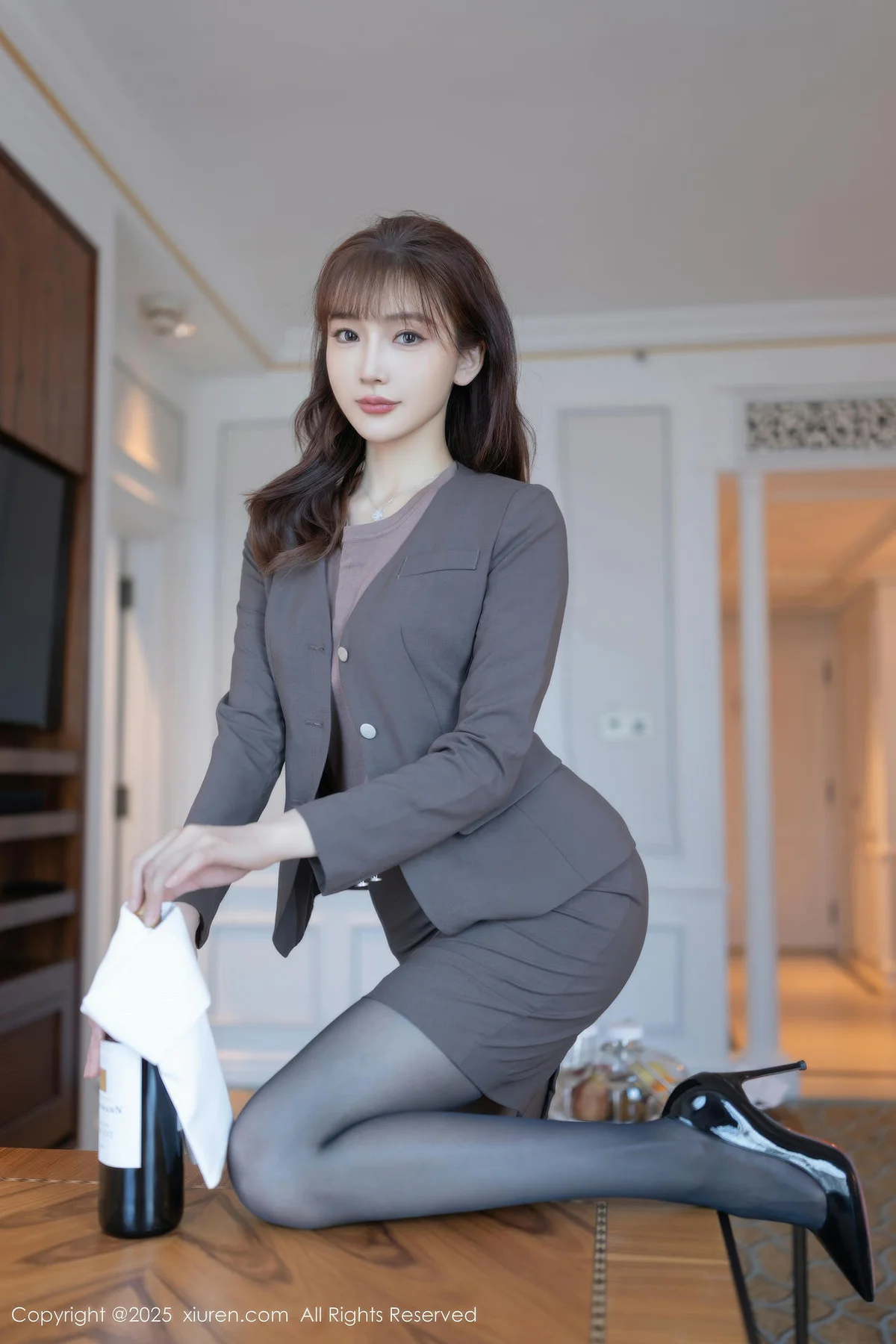 XiuRen 秀人 No.10850 陆萱萱空姐制服魅惑黑丝妖艳动人 - 1